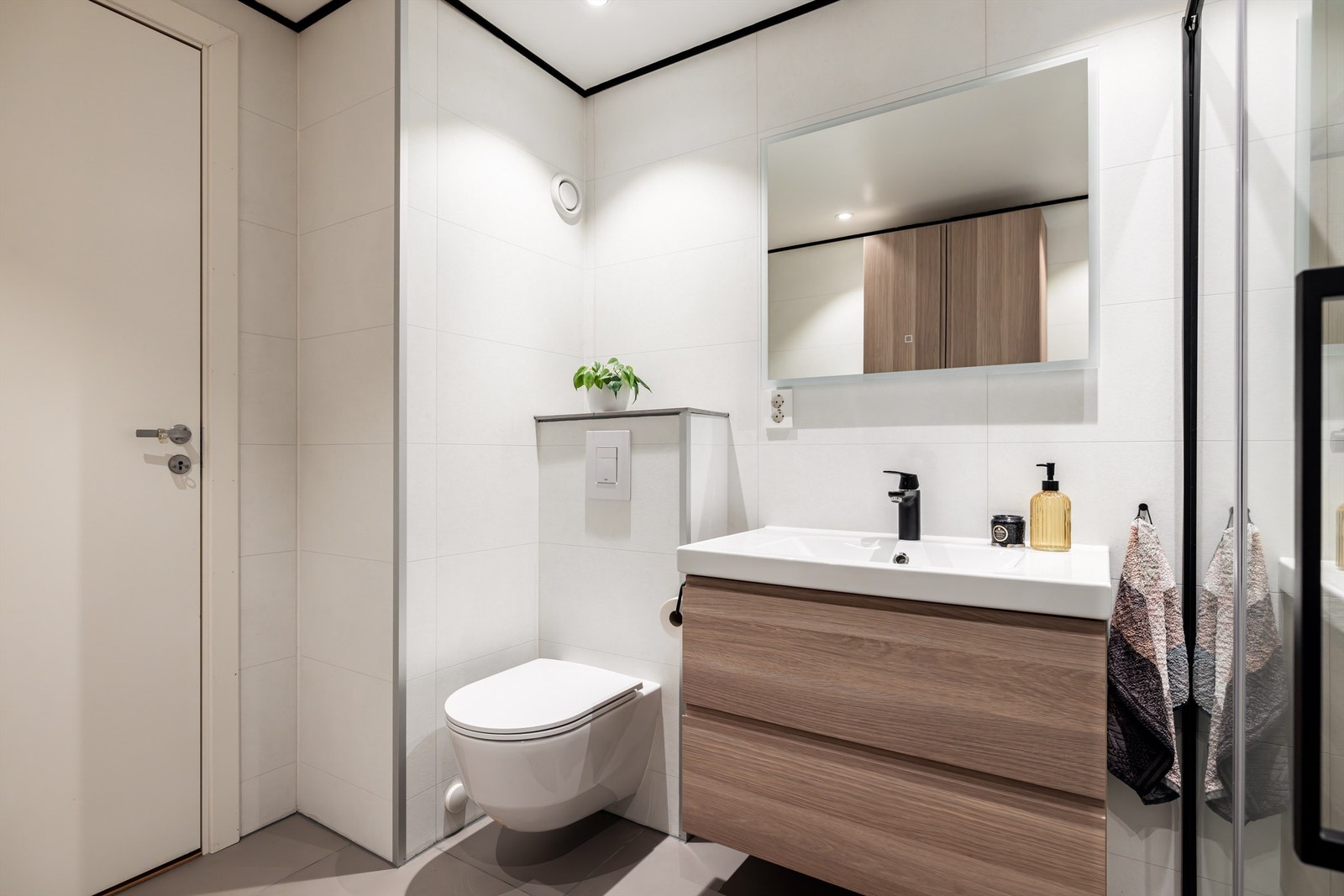 Badet har god størrelse med god lagringsplass Galleribilde