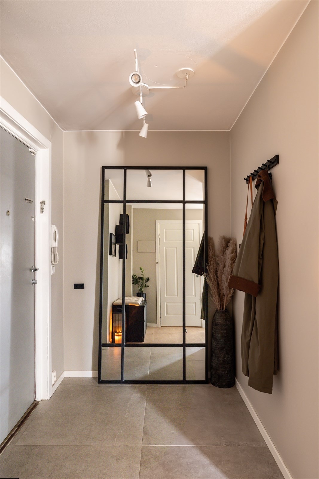 Det ble lagt nye fliser i entré i 2023 Galleribilde