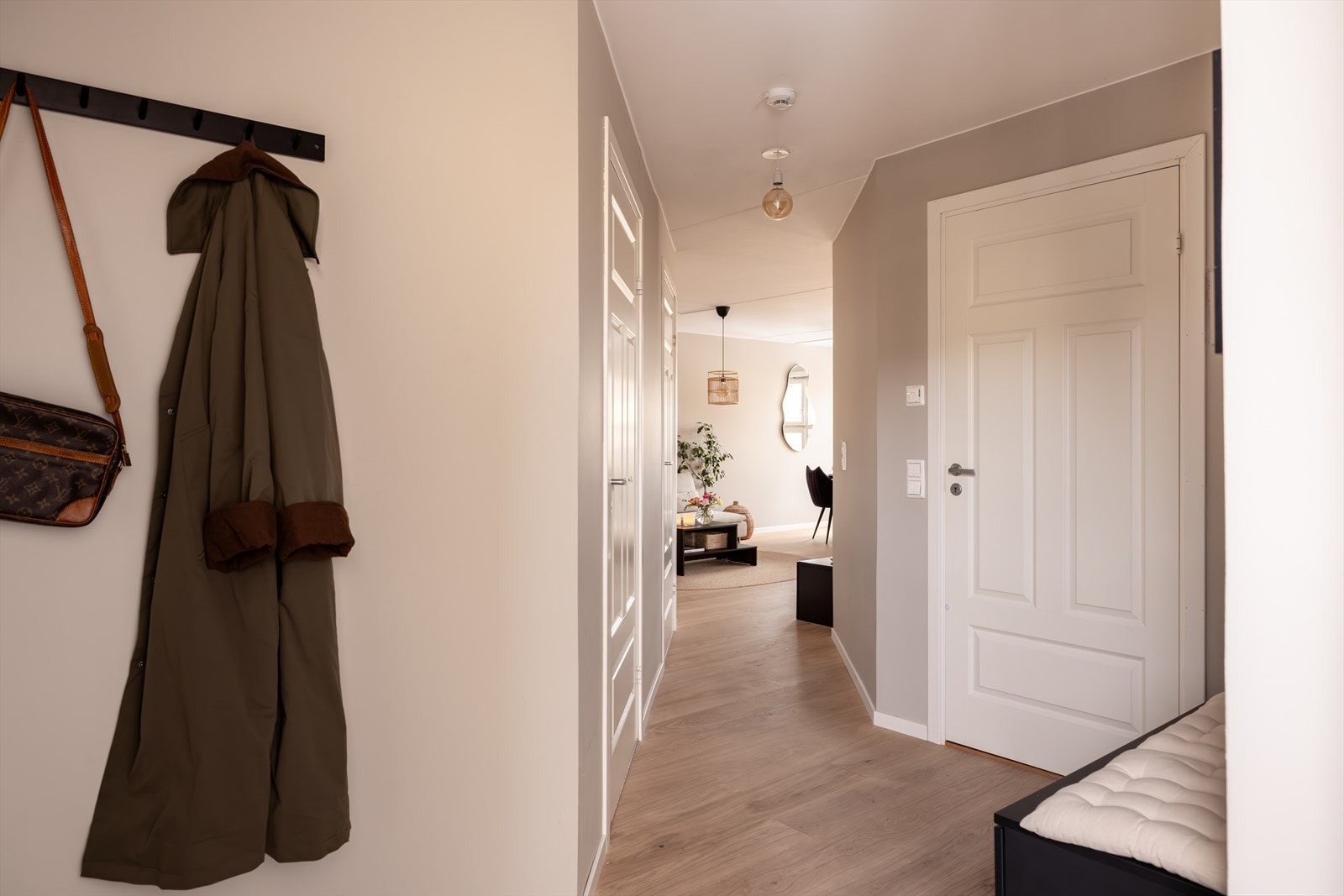 Innbydende entré med god plass til å henge fra seg ytterklær og sko Galleribilde