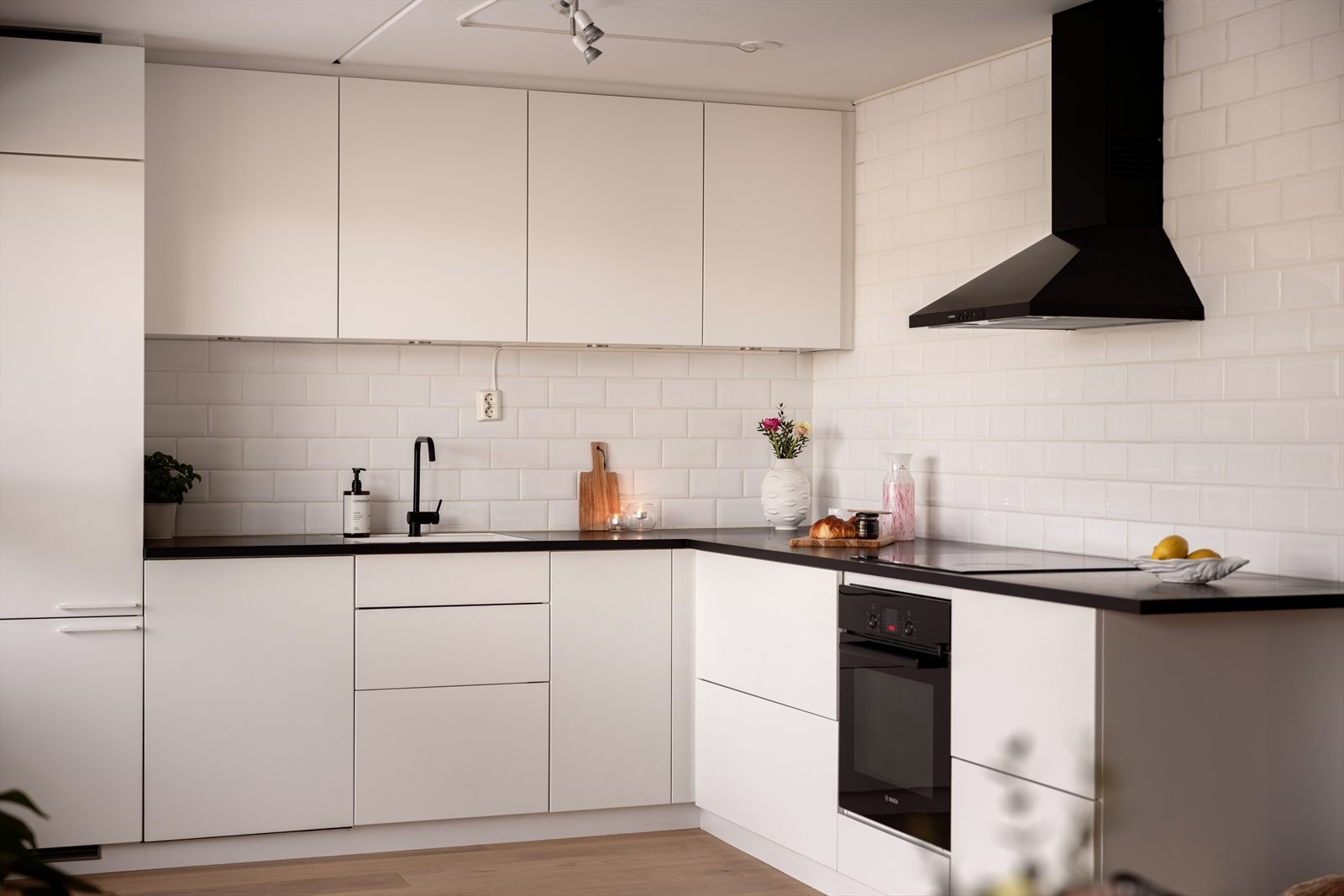 Det er tilkoblet ventilator med mekanisk avtrekk over stekesonen Galleribilde