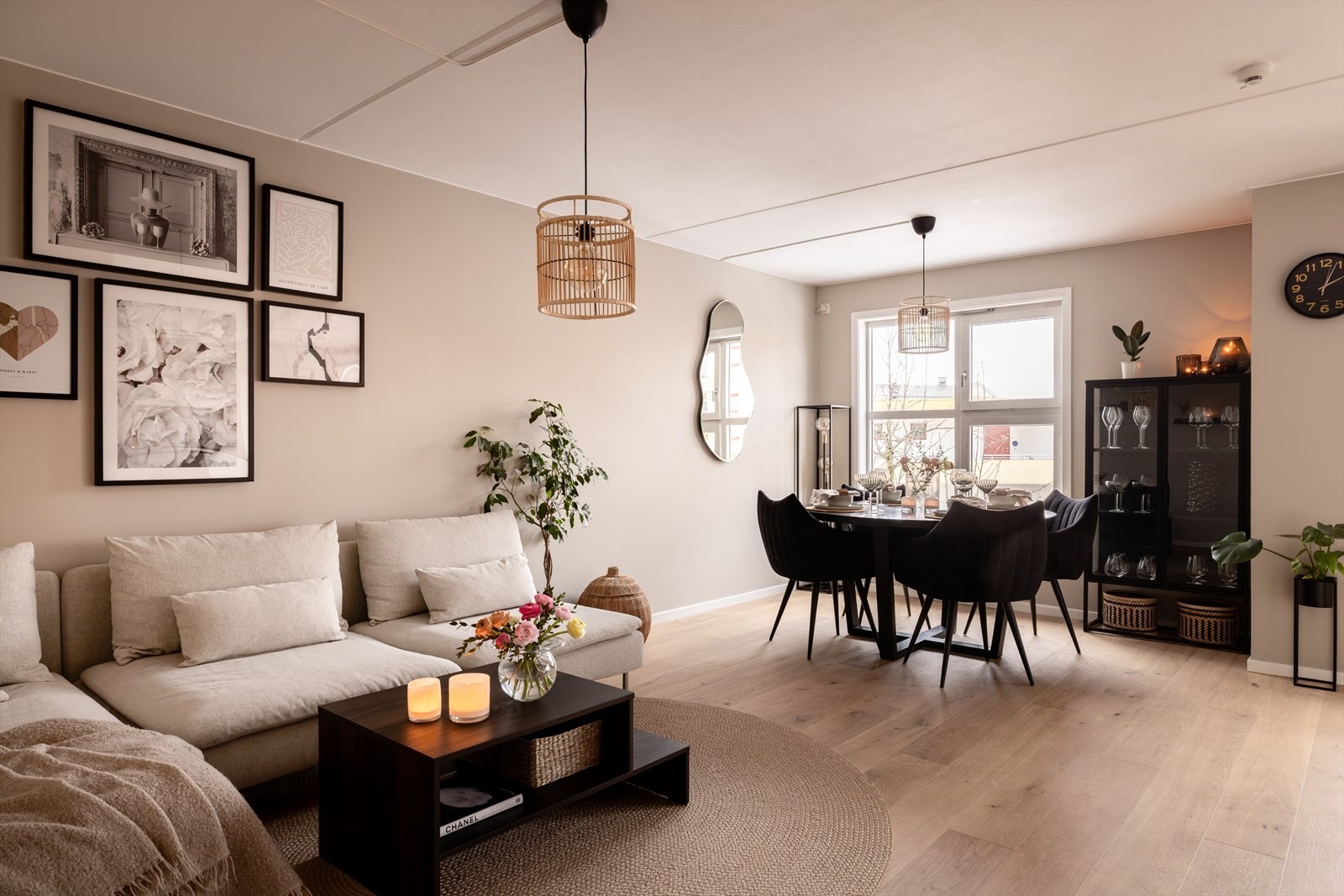 Lys og luftig stue med god plass til sofa, spisebord og øvrig møblement Galleribilde