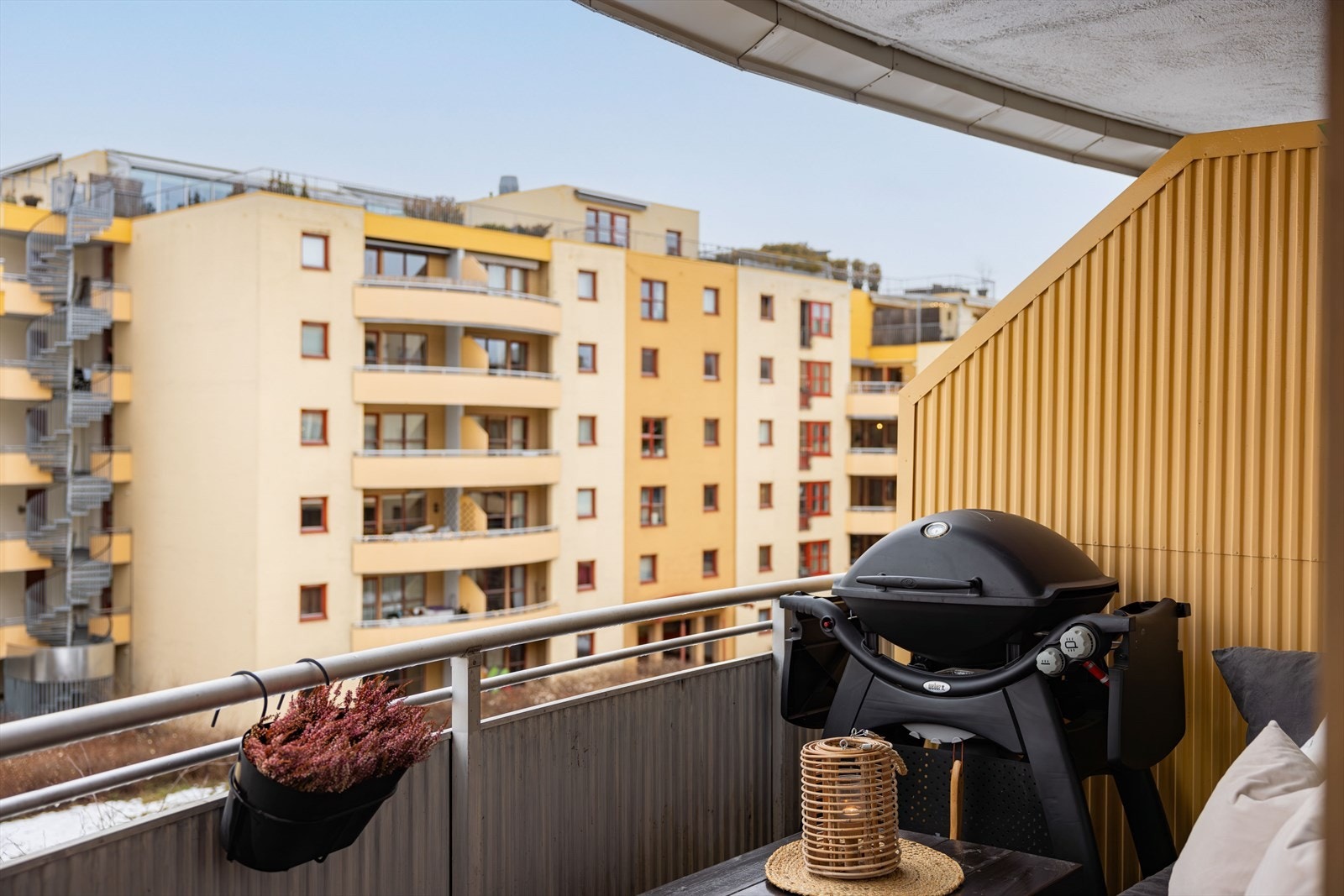 Balkongen ble rehabilitert i 2015. Det er planlagt utbedring av rekkverk og disse vil bli byttet ut Galleribilde