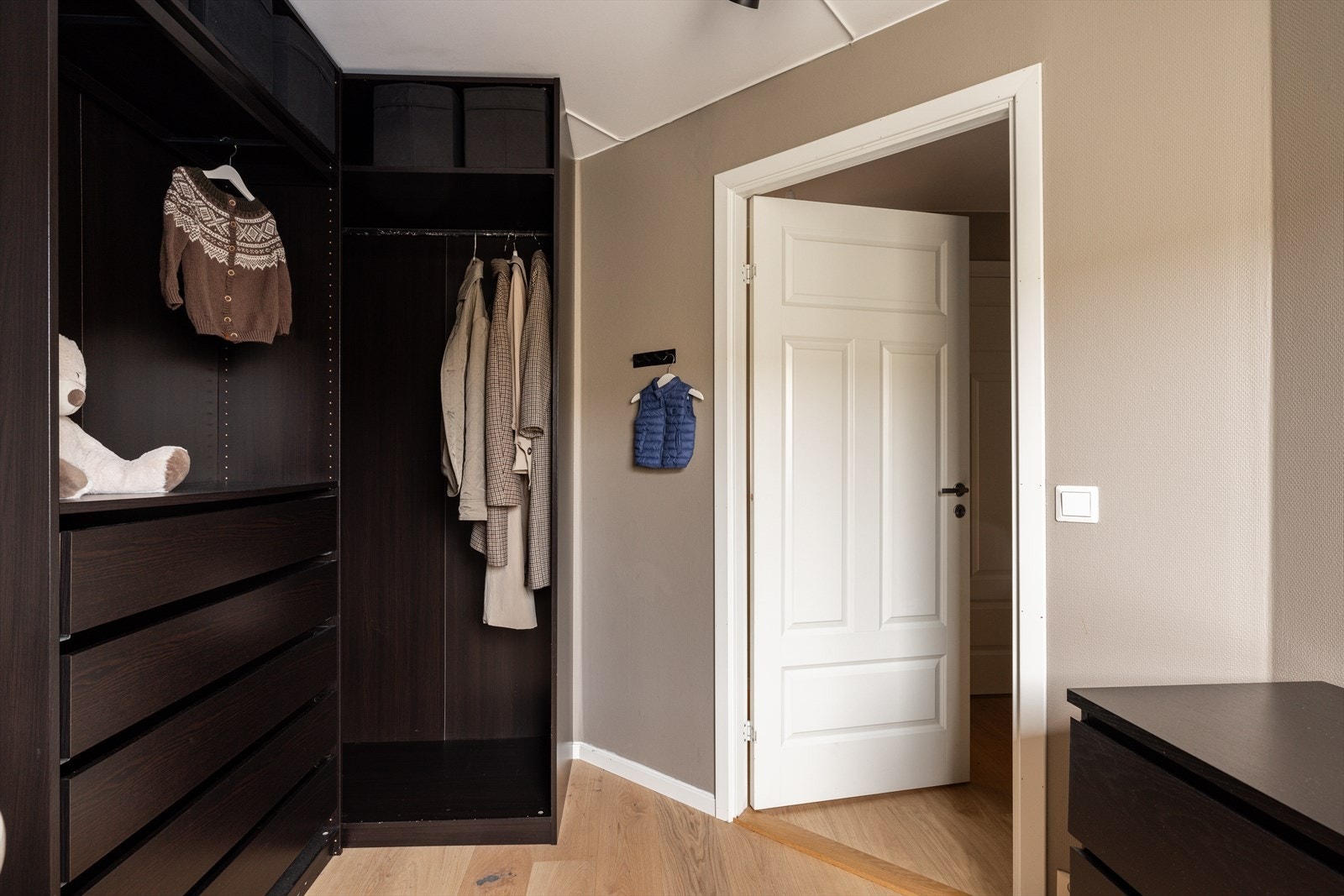 Rikelig med oppbevaring i medfølgende garderobeskap Galleribilde