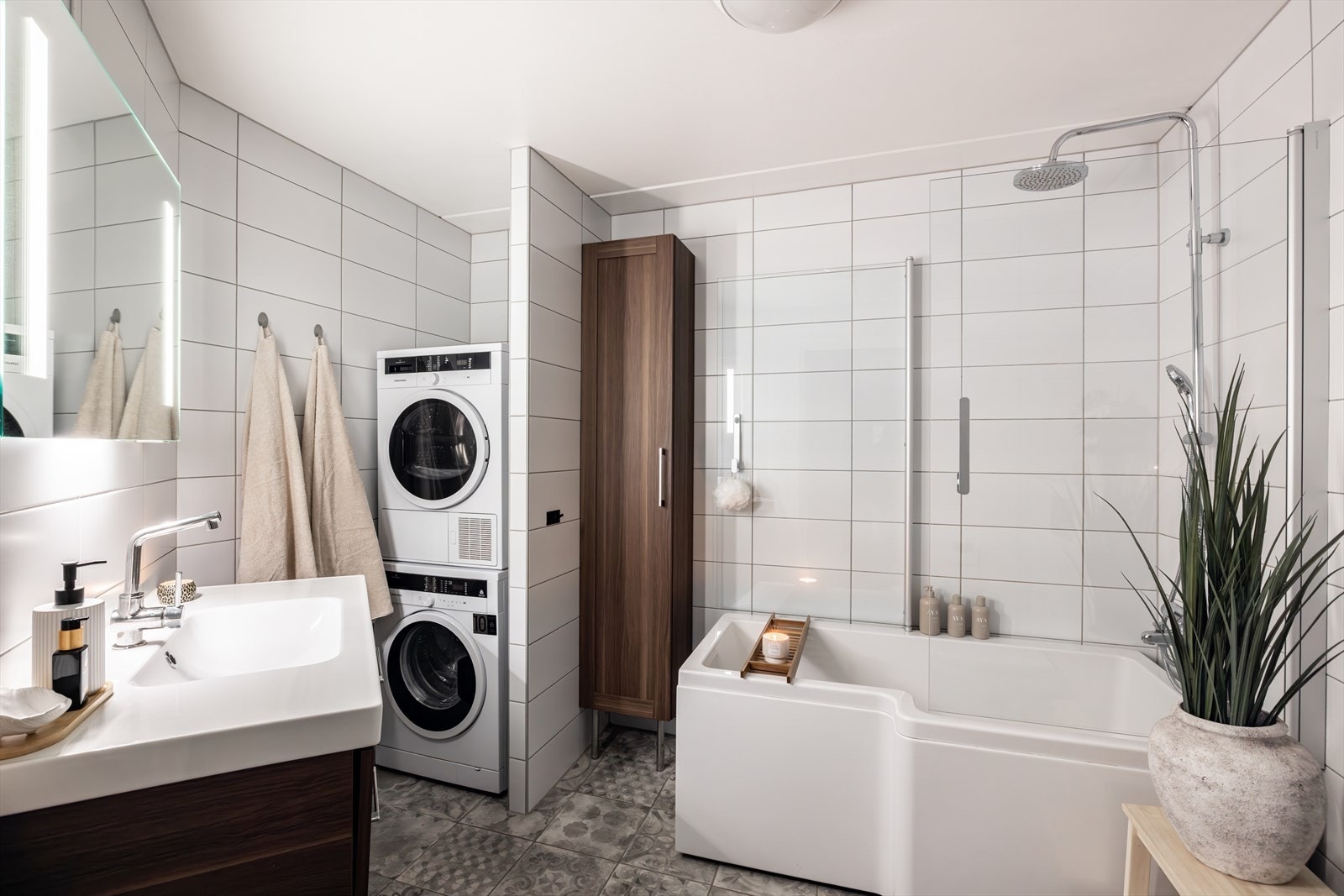 Romslig bad med badekar. Badet ble oppgradert i 2016 med flis på flis. Det meste har fått tilstandsgrad 1 Galleribilde