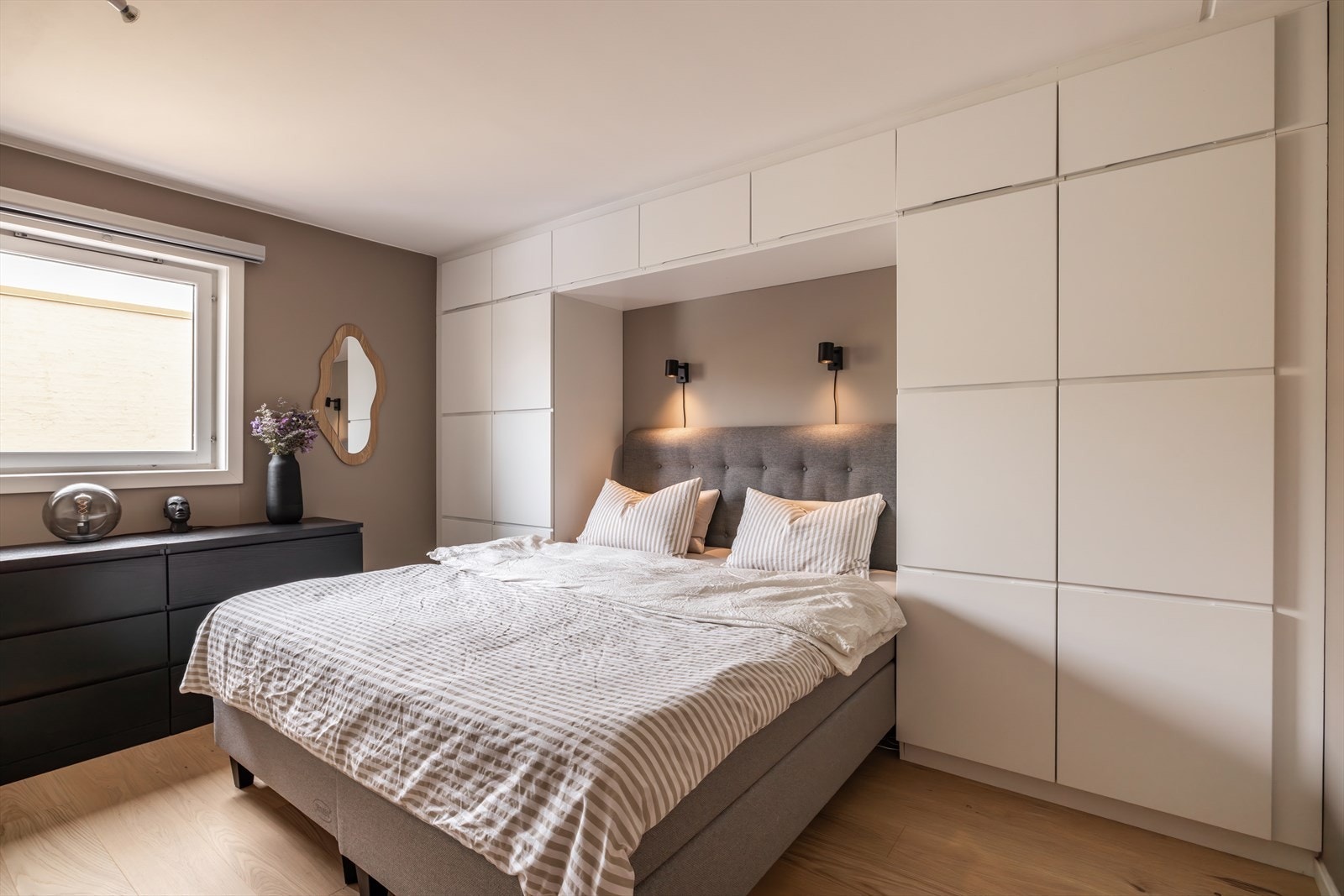 Rikelig med oppbevaringsplass i plassbygget skap Galleribilde