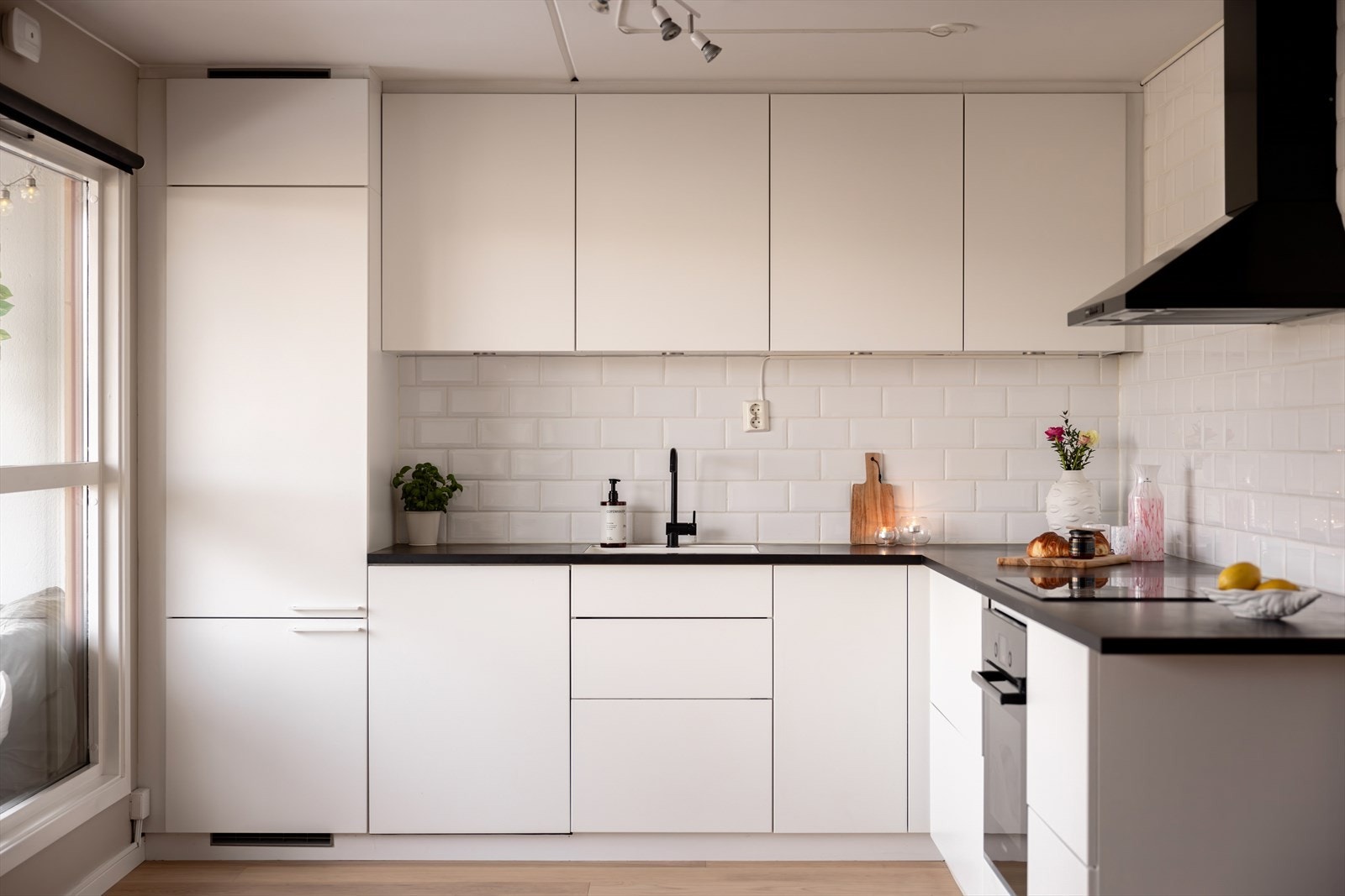 Kjøkkenet er velutstyrt med integrerte hvitevarer som kjøl- og fryseskap, stekeovn, platetopp og oppvaskmaskin Galleribilde