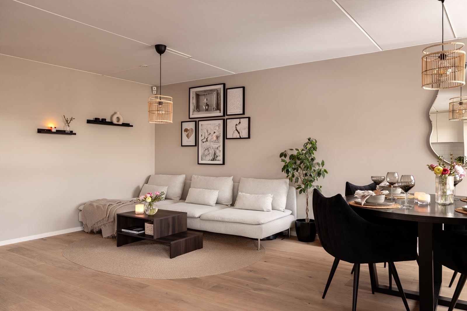 Den gjennomtenkte planløsningen og de tidløse overflatene gjør det enkelt å innrede etter eget ønske Galleribilde