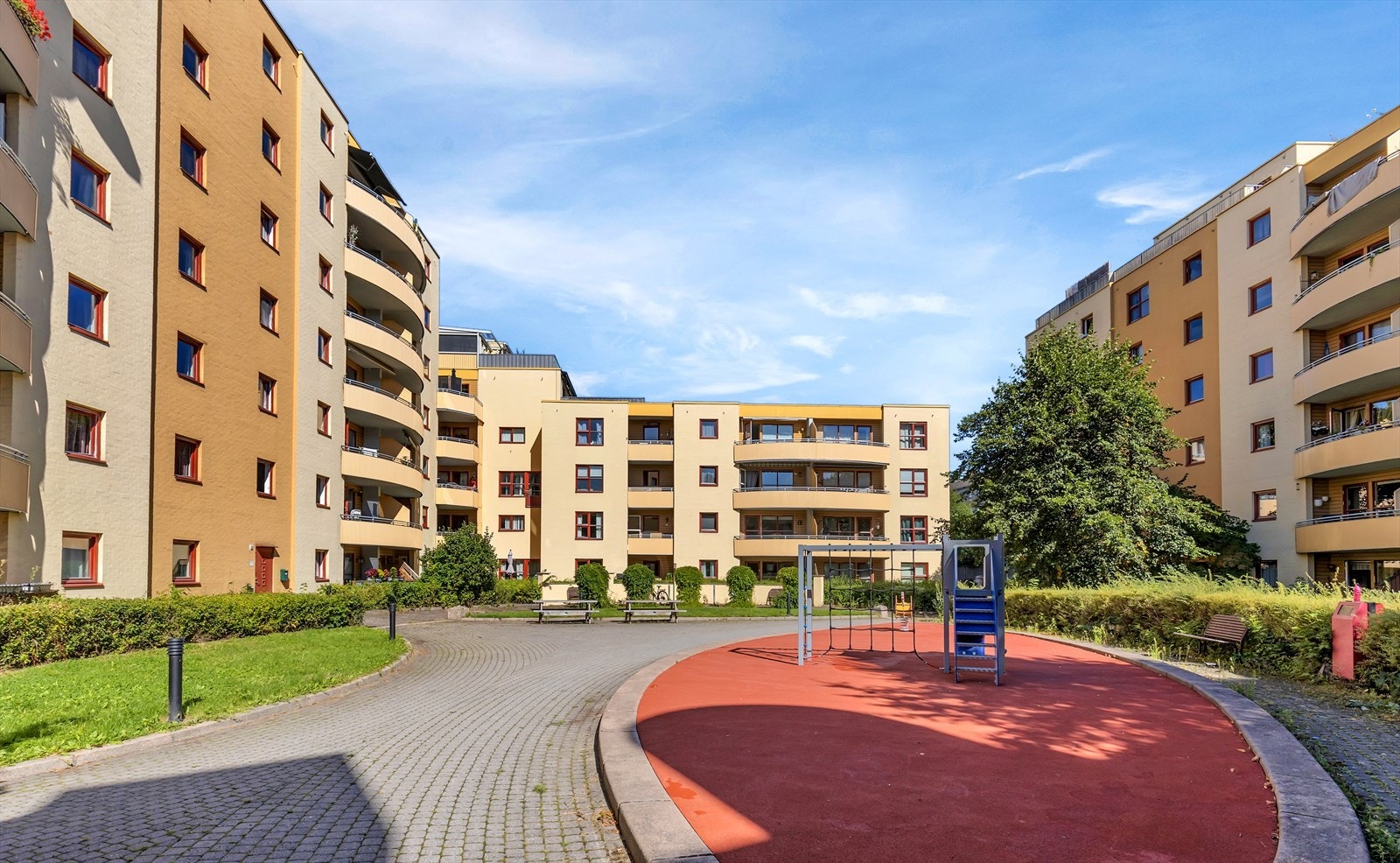 Grønt og frodig sameie med fine felles araler. Galleribilde