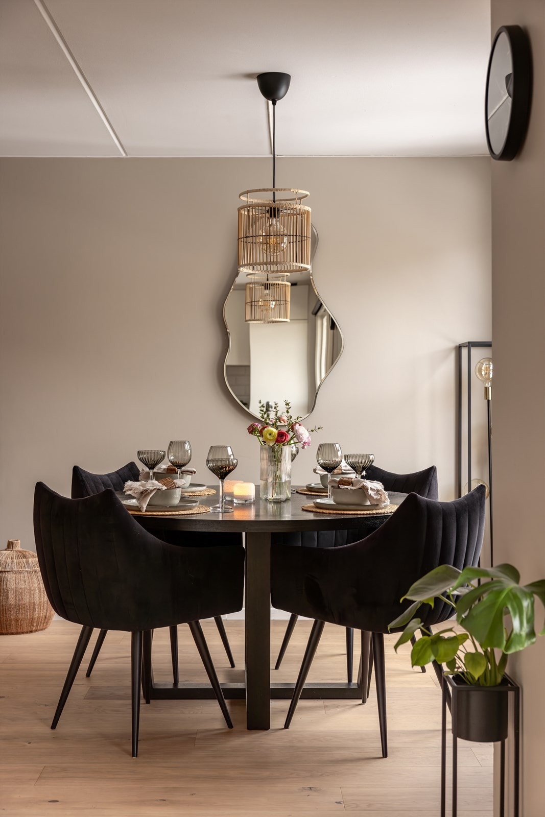 Stuen og kjøkkenet har en åpen og sosial planløsning med god plass til et stort spisebord Galleribilde