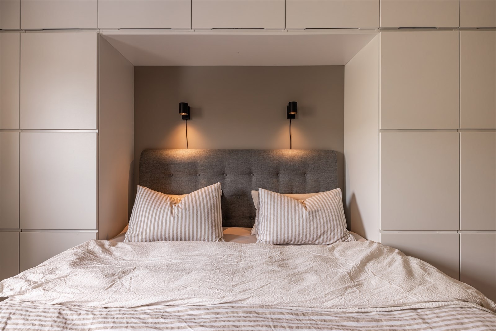 Hovedsoverommet er av god størrelse med plass til dobbeltseng, nattbord og garderobeskap Galleribilde