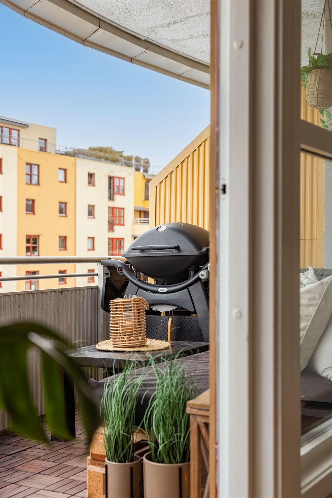 Sameiet får nye vinduer, balkongdører, fasade og inngangsdør i 2025. Prosjektet er igang. Stipulert kostnad for denne seksjonen er på ca. 230.000- kr. Galleribilde