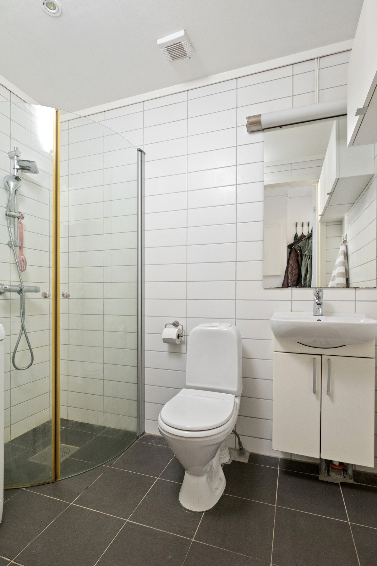 Badet er arealeffektivt og har fliser på gulv og vegger. Galleribilde