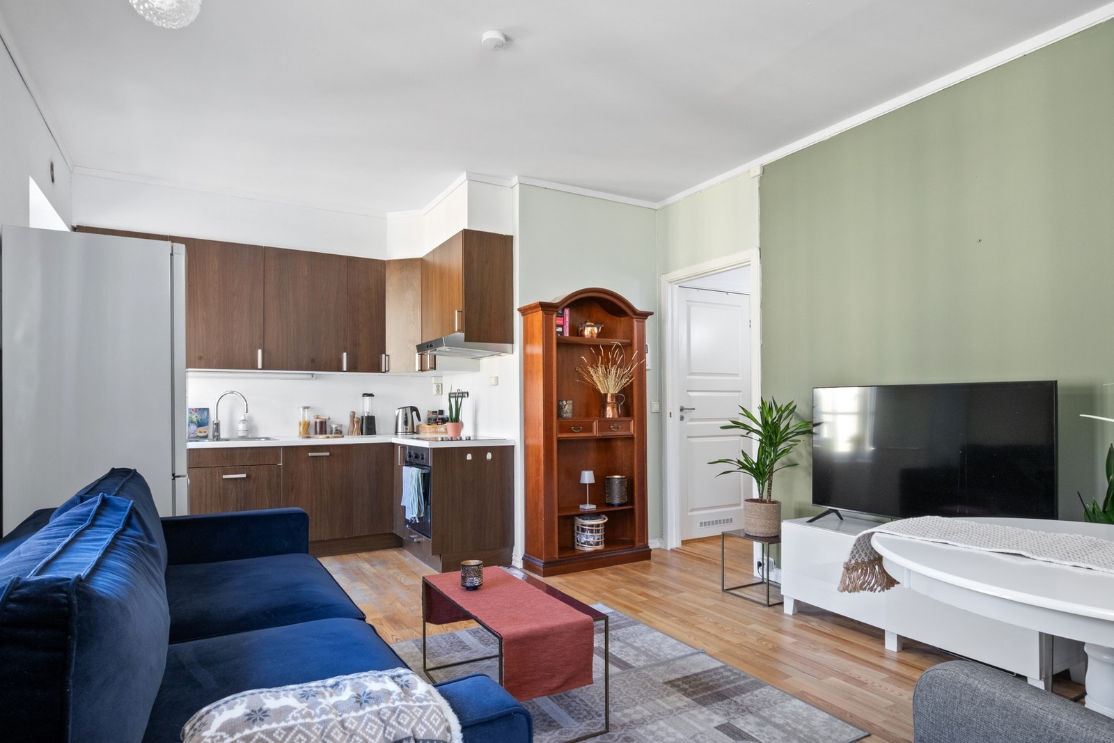 Leiligheten har en lys og trivelig stue i åpen løsning med kjøkkenet. Galleribilde