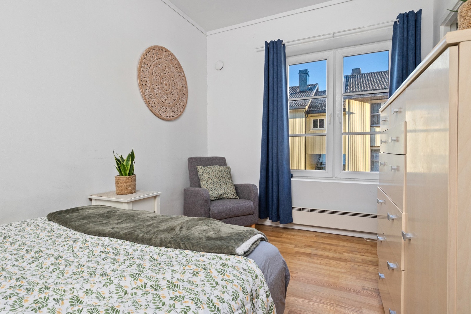 Mot gaten er det lysinnslipp fra et større, tofløyet sprossevindu. Galleribilde