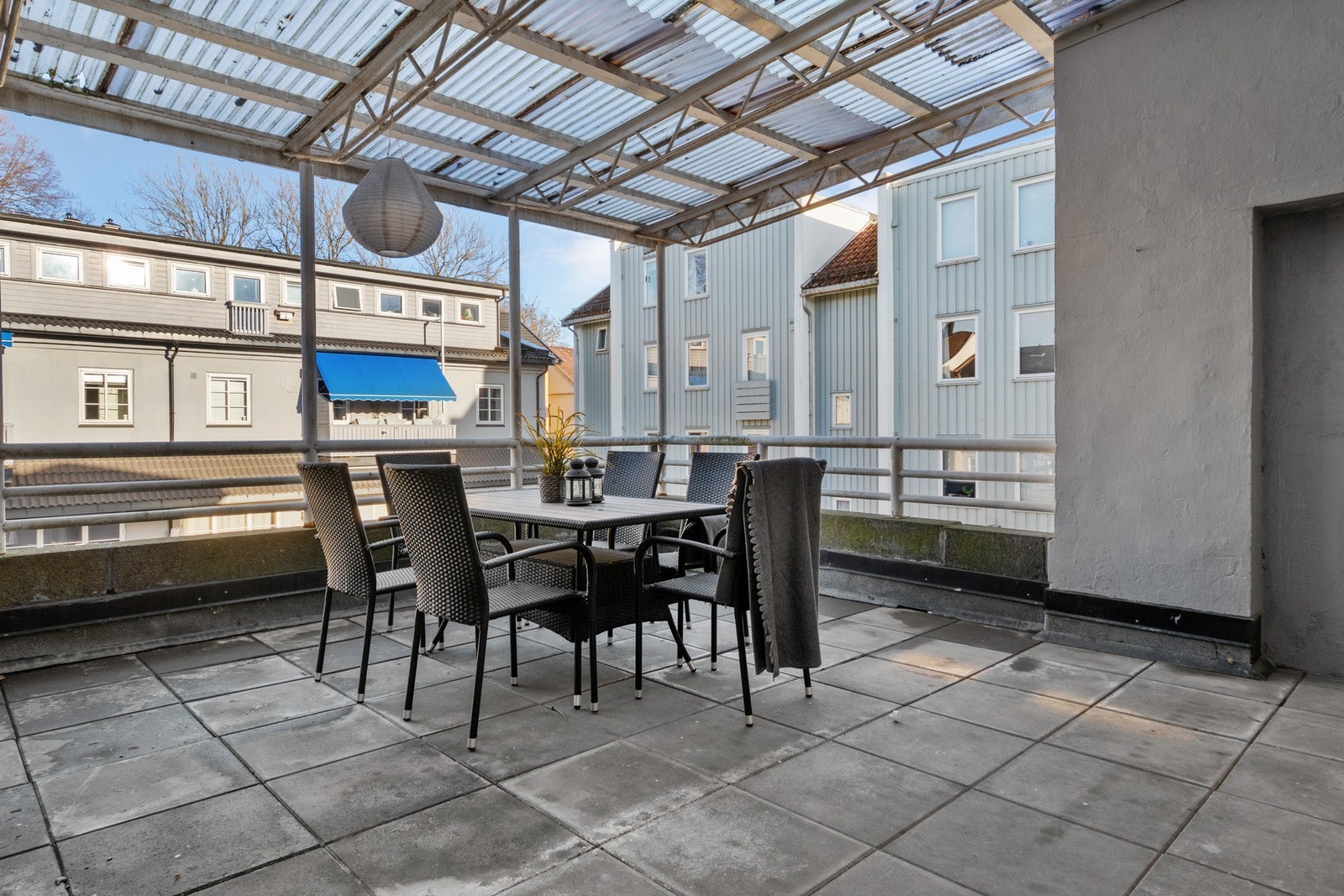 Det er en stor og delvis overbygget felles terrasse i bygget. Supert på varme dager. Galleribilde