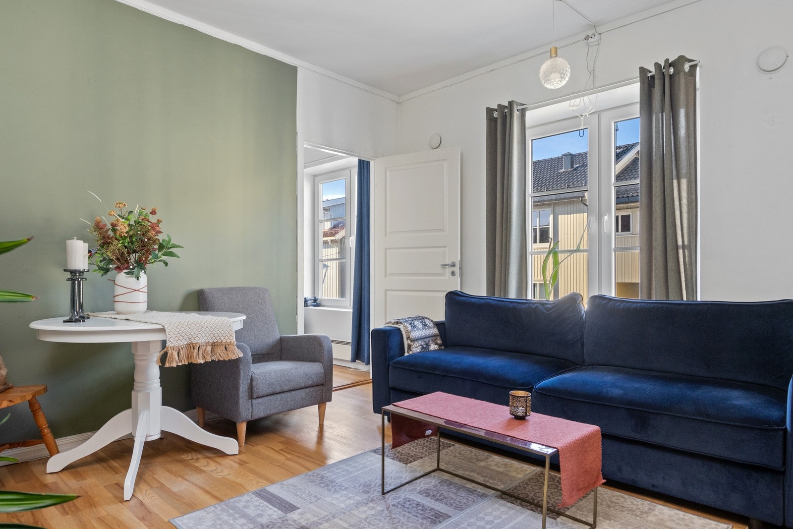 Rommet har parkettgulv og malte vegger i grønt og hvitt. Galleribilde