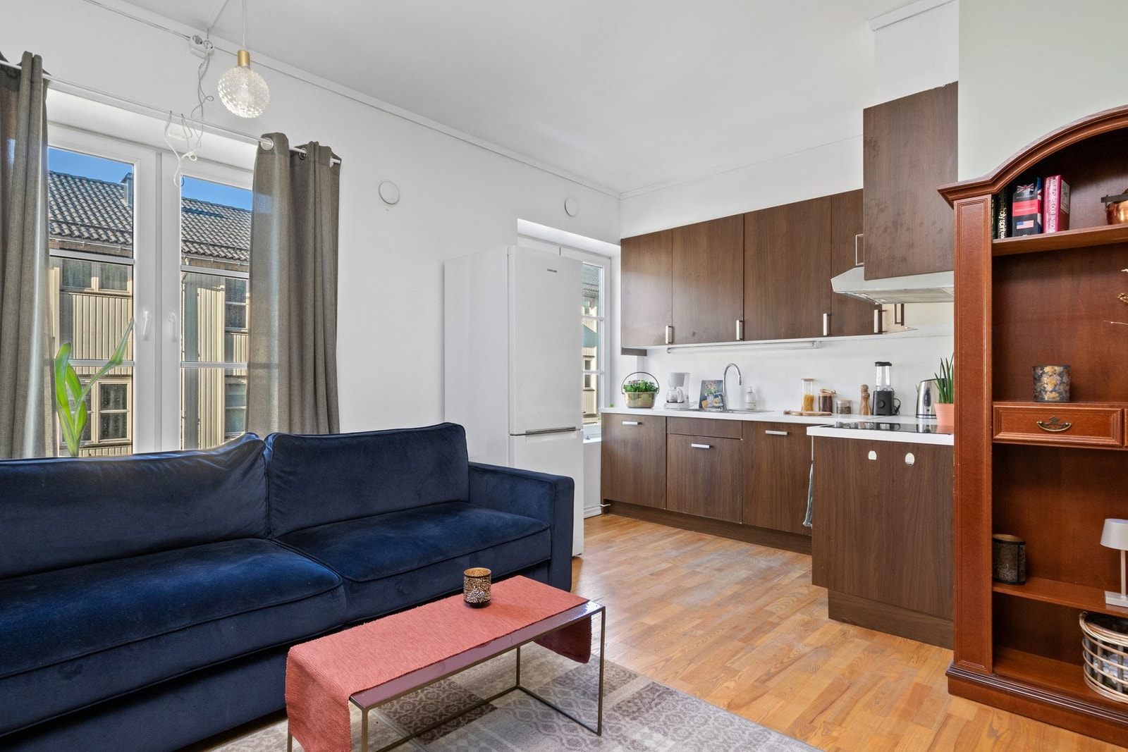 Rommet har rikelig med lysinnslipp fra to store, tofløyede sprossevinduer mot gaten. Galleribilde