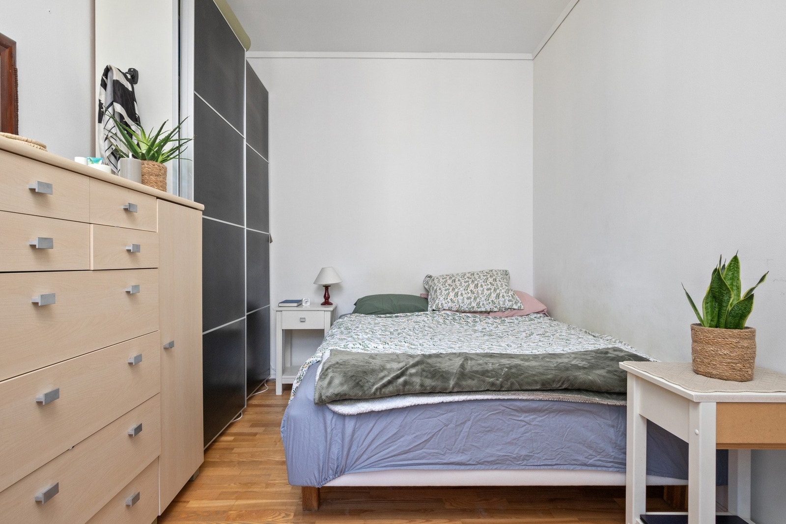 Leiligheten har et lyst og romslig soverom, med parkettgulv og hvitmalte vegger. Soverommet har skyvedørsgarderobe. Galleribilde