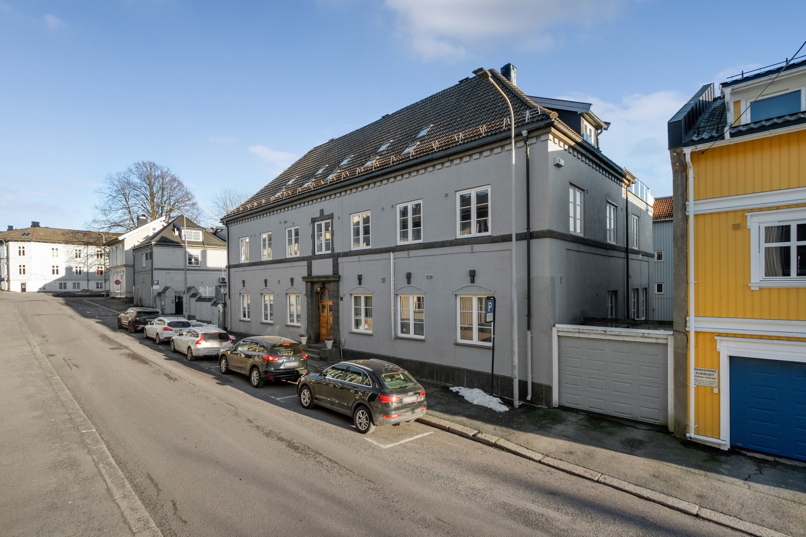 Leiligheten ligger i en ærverdig bygård fra 1920. Galleribilde