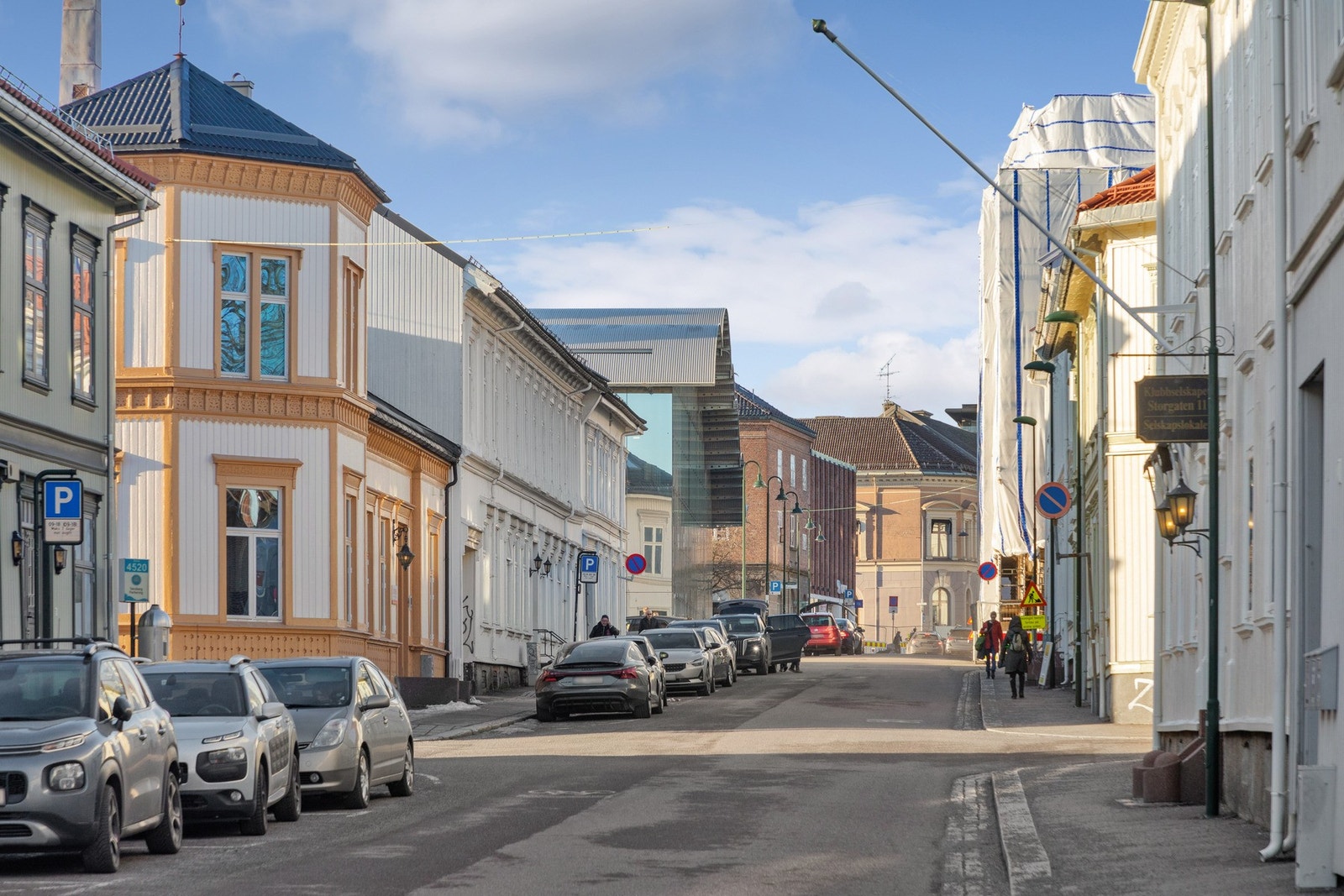 Tønsberg bibliotek ligger rett oppi gaten og den populære With Brød og kaffe ligger i umiddelbar nærhet. Galleribilde