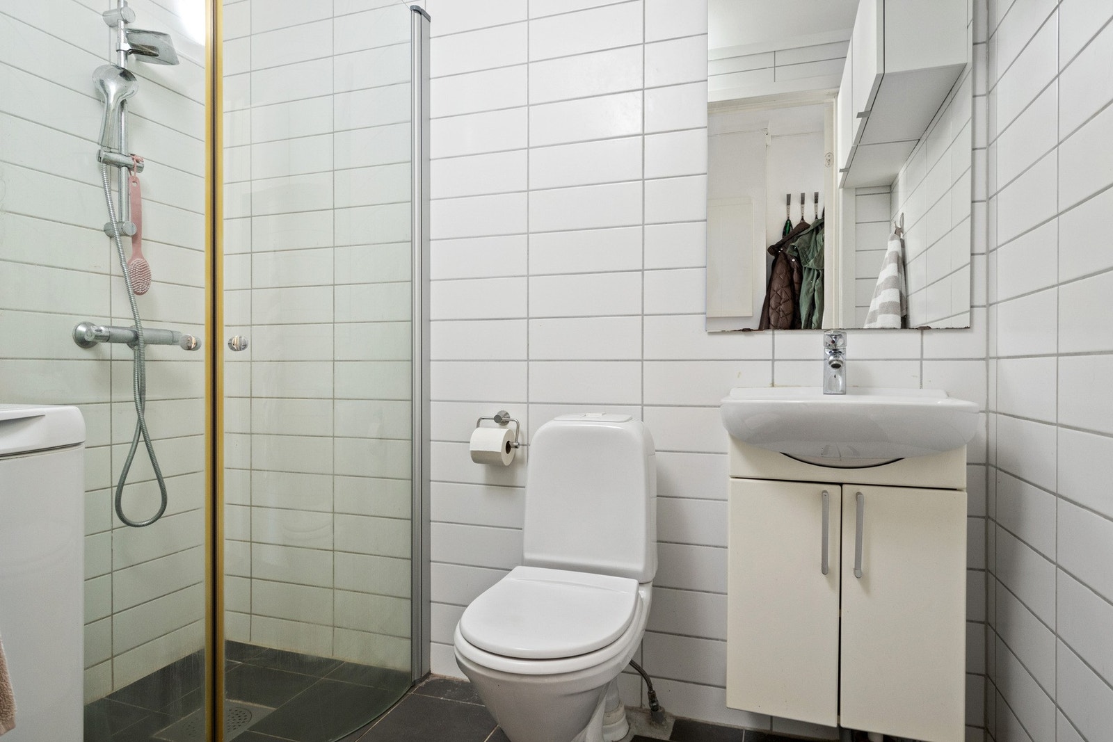 Badet har toalett, dusjhjørne med innsvingbare dører og opplegg for vaskemaskin (smal type). Galleribilde