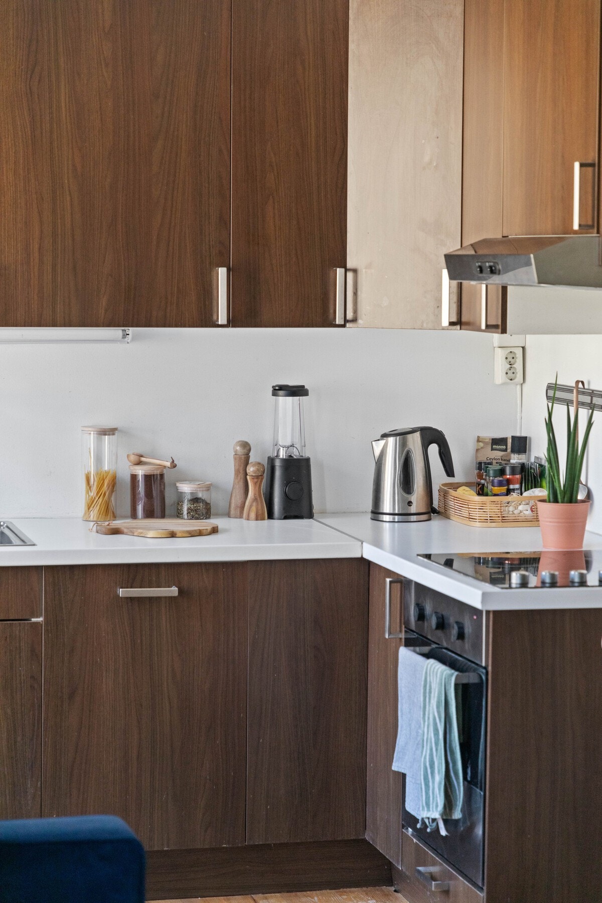 Innredningen fra 2012 har glatte, mørkebrune fronter, hvit laminatbenkeplate, og nedfelt dobbel oppvaskkum. Galleribilde