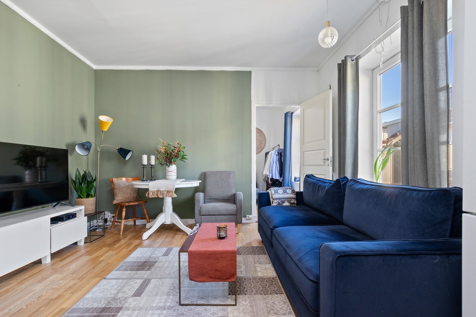 Det er plass til sofaløsning og et lite spisebord. Galleribilde