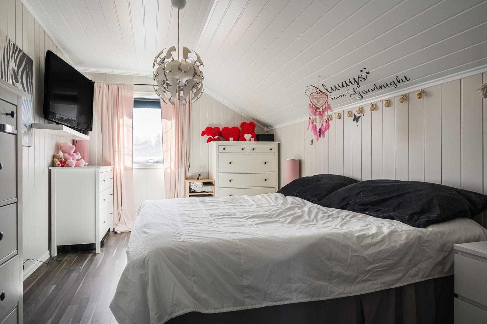 Boligen har et lyst og pent hovedsoverom av god størrelse. Soverommet har god standard med laminat på gulv og lyse panelplater på veggene. Galleribilde