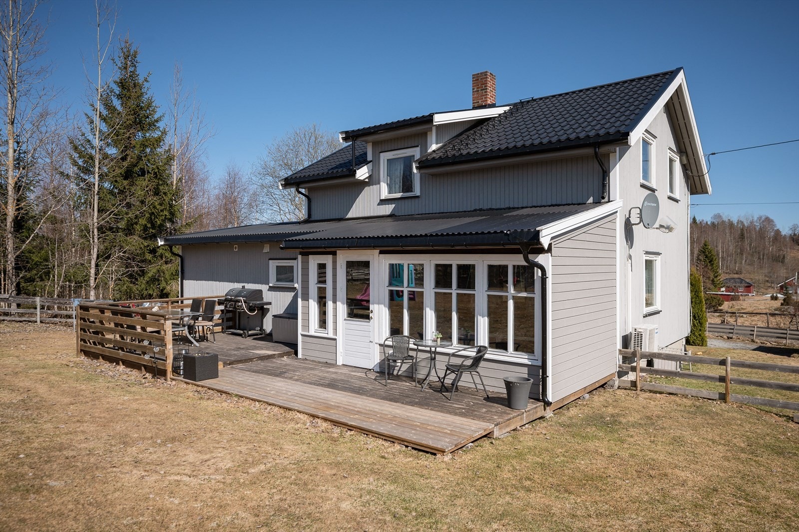 Boligen har en familievennlig planløsning med bla. 3/4 soverom og 2 baderom. Fra stuen er det utgang til en koselig sommerstue med videre adkomst til solrik terrasse mot vest og inngjerdet hage opparbeidet med plen. Galleribilde