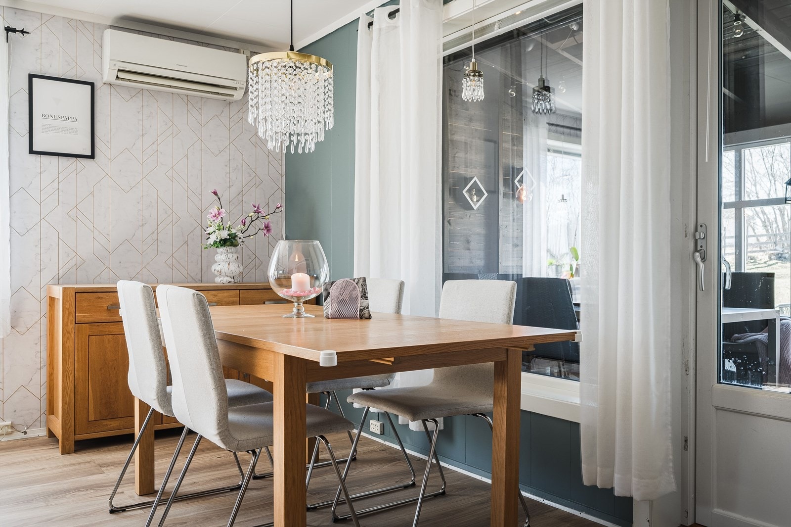 Det er også montert luft-til-luft varmepumpe fra 2007 som sørger for en god og jevn varme. Galleribilde