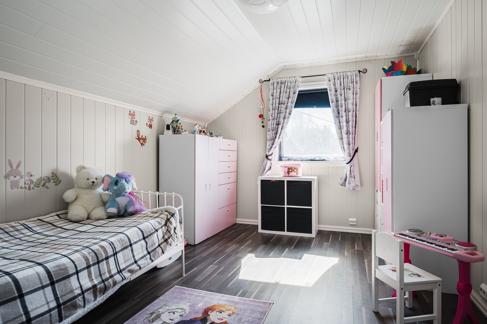 Soverom 2 er også et lyst rom av god størrelse. På soverommet er det plass til seng, kontorpult og garderobeløsninger etter eget ønske og behov. Galleribilde