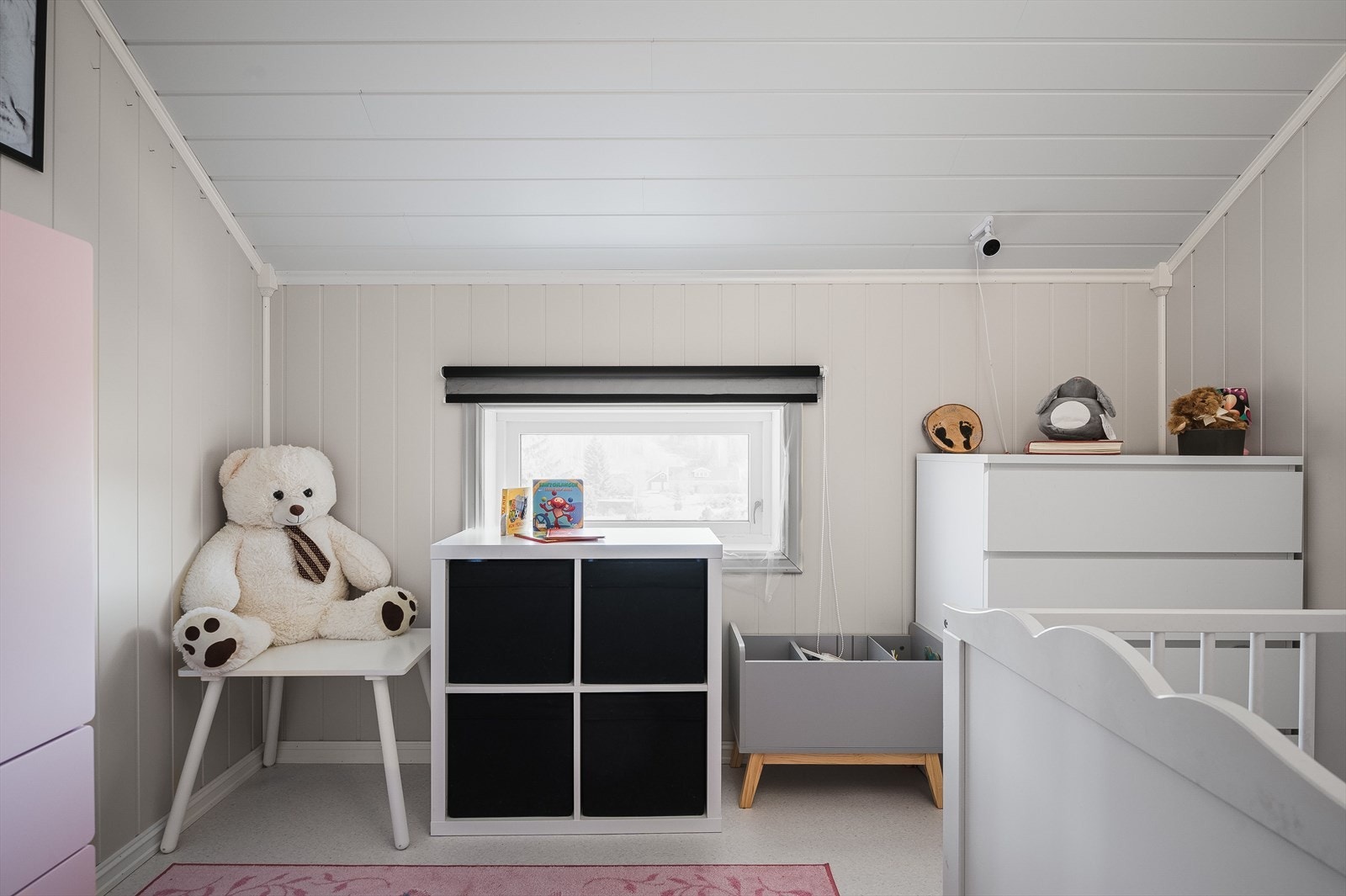 Soverom 4 er et mindre soverom som passer fint som barnerom, gjesterom eller kontor. Det gjøres oppmerksom på at rommet er definert som kott i tegningene og rommet er derfor ikke godkjent for varig opphold. Galleribilde