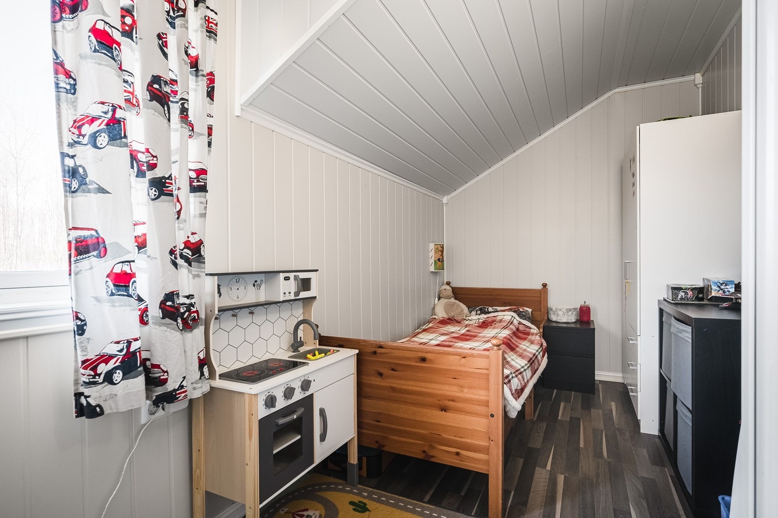 Soverom 3 er har samme gode standard med laminat på gulv og lysmalte overflater. Galleribilde