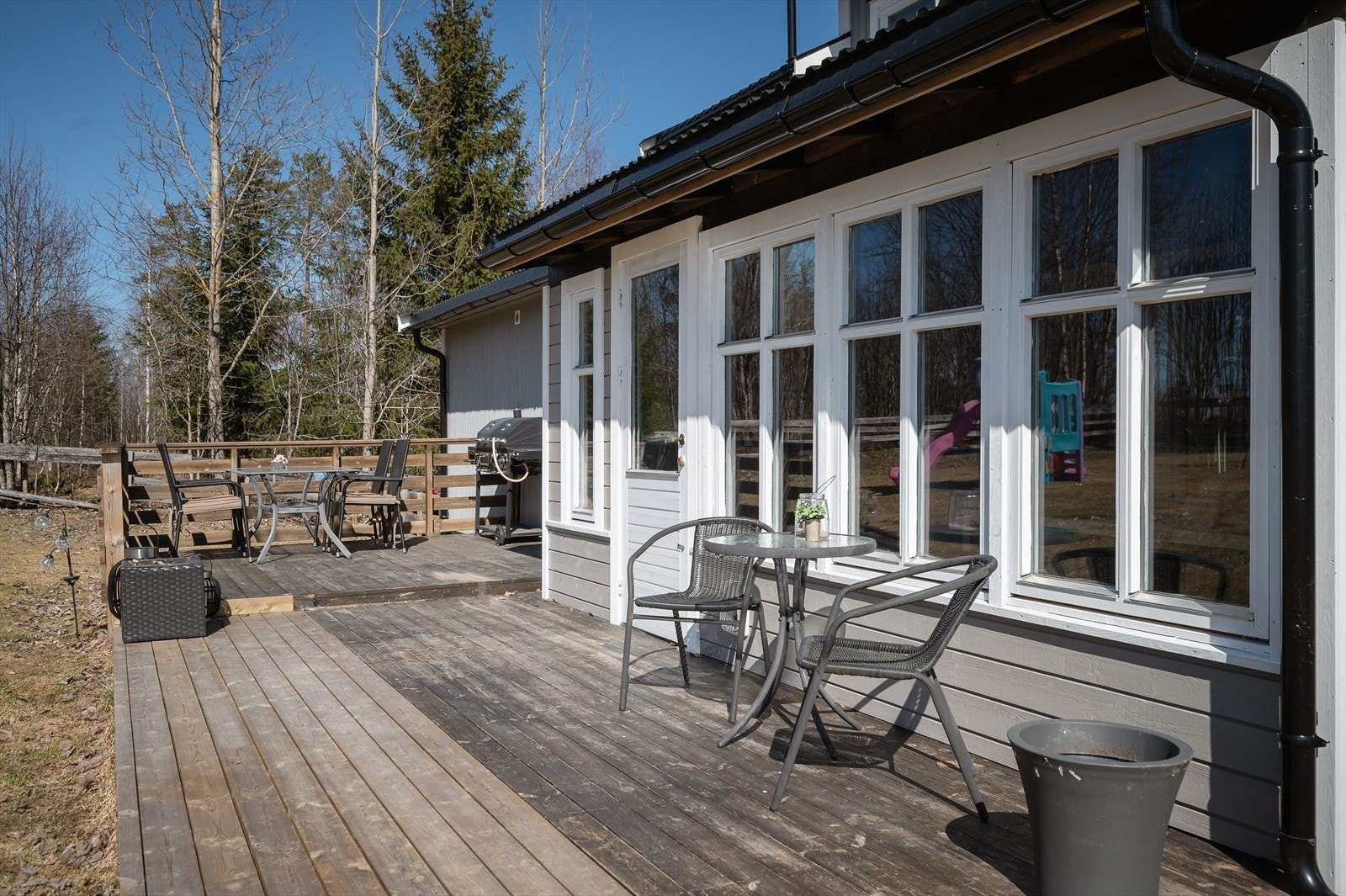 Fra sommerstuen har du videre adkomst tik en solrik terrasse på ca. 28m² mot vest. Beliggenheten mot vest sørger for gode solforhold til sent på kveld. Galleribilde