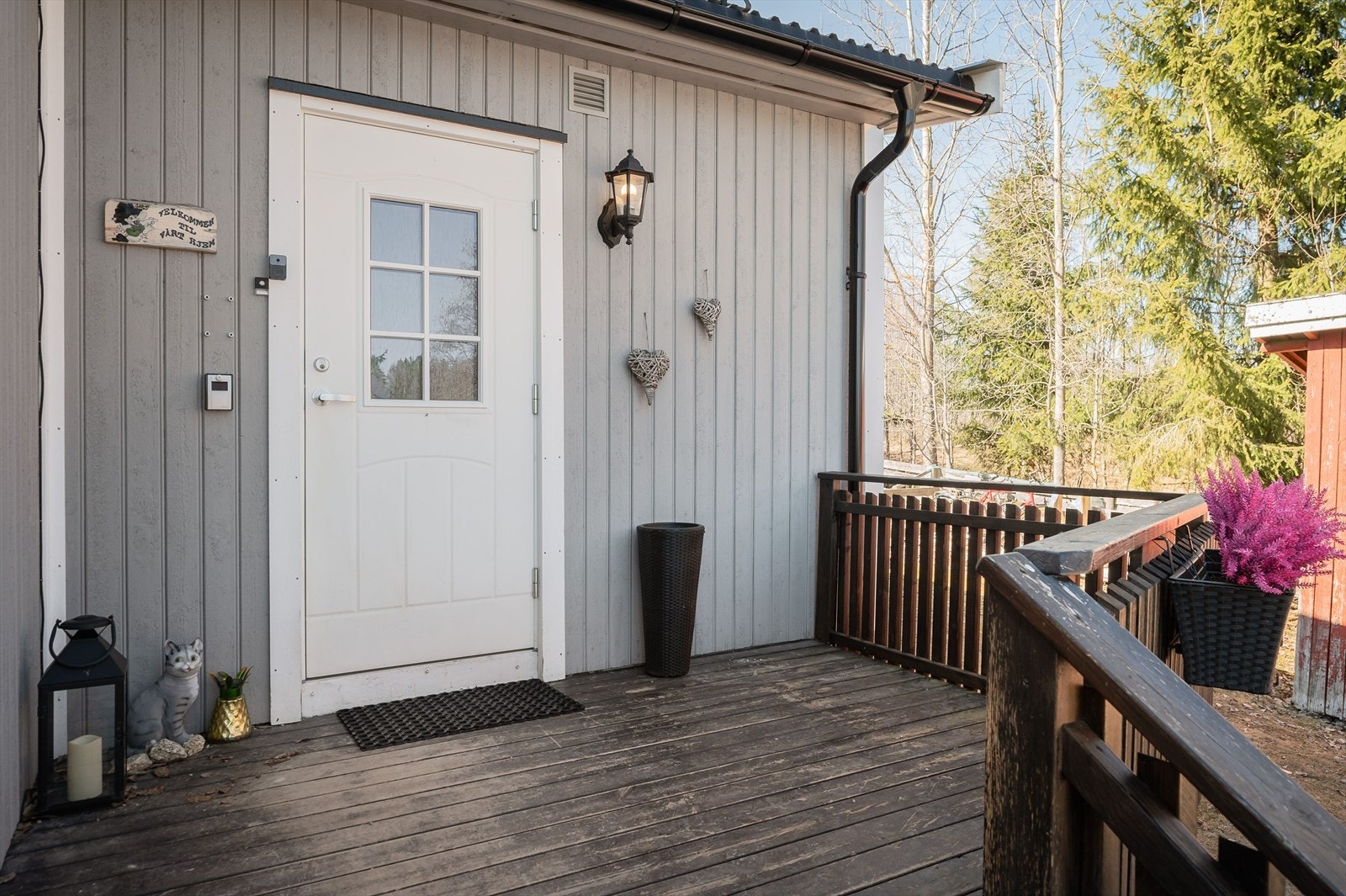 Du ønskes velkommen inn via et hyggelig inngangsparti med en terrasse på ca. 6m². Malt ytterdør med glassfelt og kodeboks montert på vegg. Galleribilde