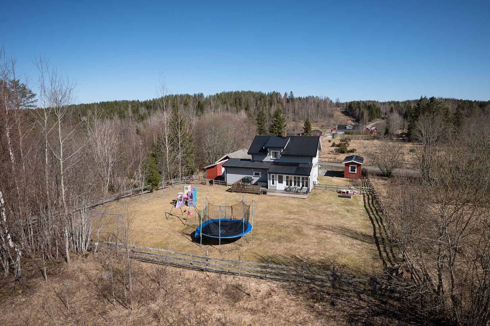 Eiertomt på ca. 1 194m². Svakt hellende tomt innhegnet med gjerde. Tomten er opparbeidet med plen og variert beplantning. Gruset innkjøring og parkering. Galleribilde