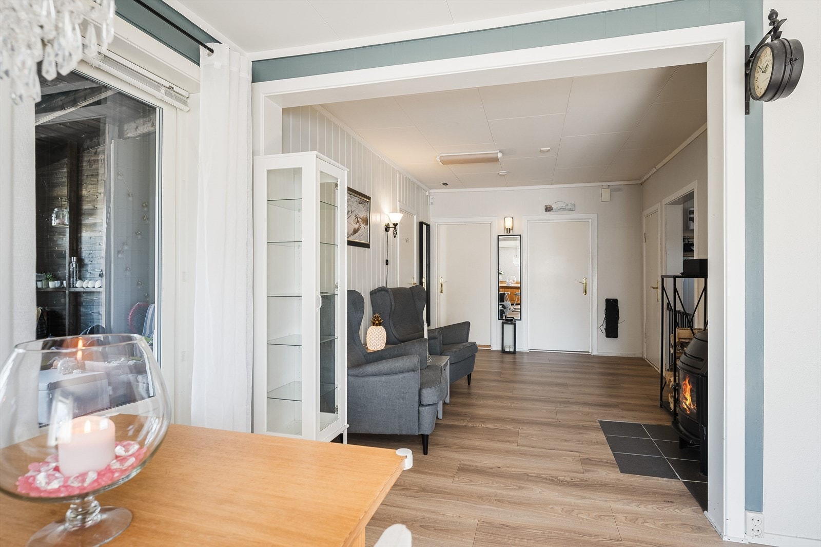 Stuen er romslig med god plass til flere ulike sittegrupper. Galleribilde