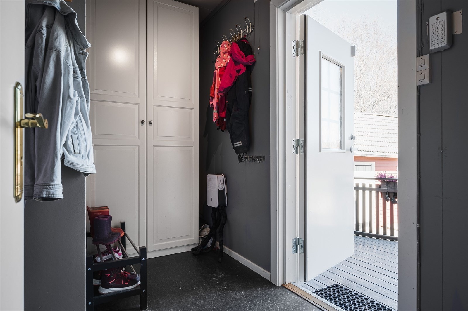 Når du entrer boligen kommer du inn i en praktisk entré med plass til sko og yttertøy i garderobeskap. Galleribilde