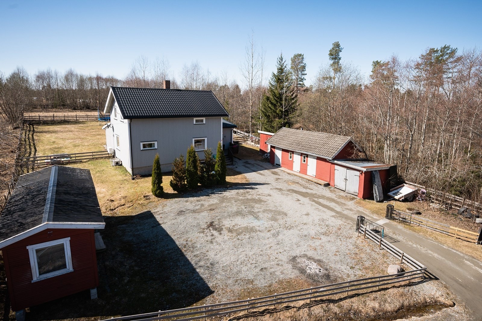 Eiendommen ligger i et landlig skog- og landbruksområde med spredt boligbebyggelse i Vallset. Det er 4,5-5 km til barnehage, barneskole, nærbutikken Joker med post-i-butikk, samt bensinstasjonen Yx. Landlig område med fine turmuligheter! Galleribilde