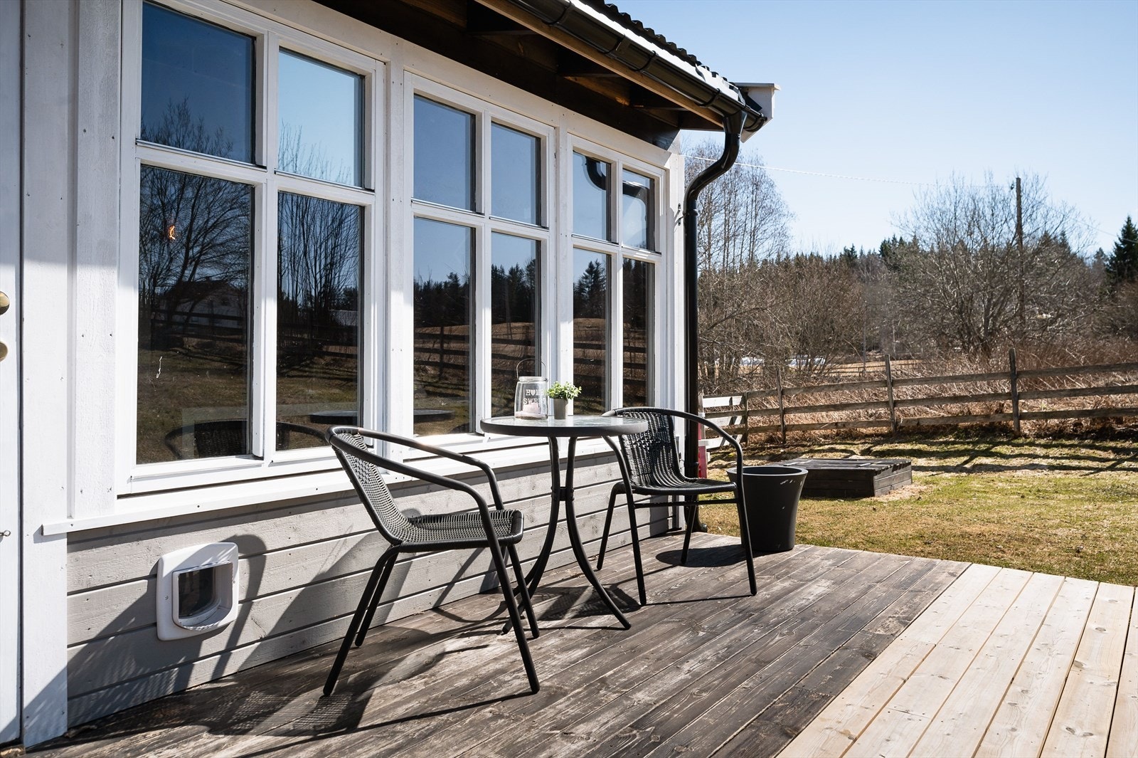 Utenfor terrassen er det inngjerdet hage opparbeidet med plen. Her er det god boltringsplass for både to- og firebeinte! Galleribilde