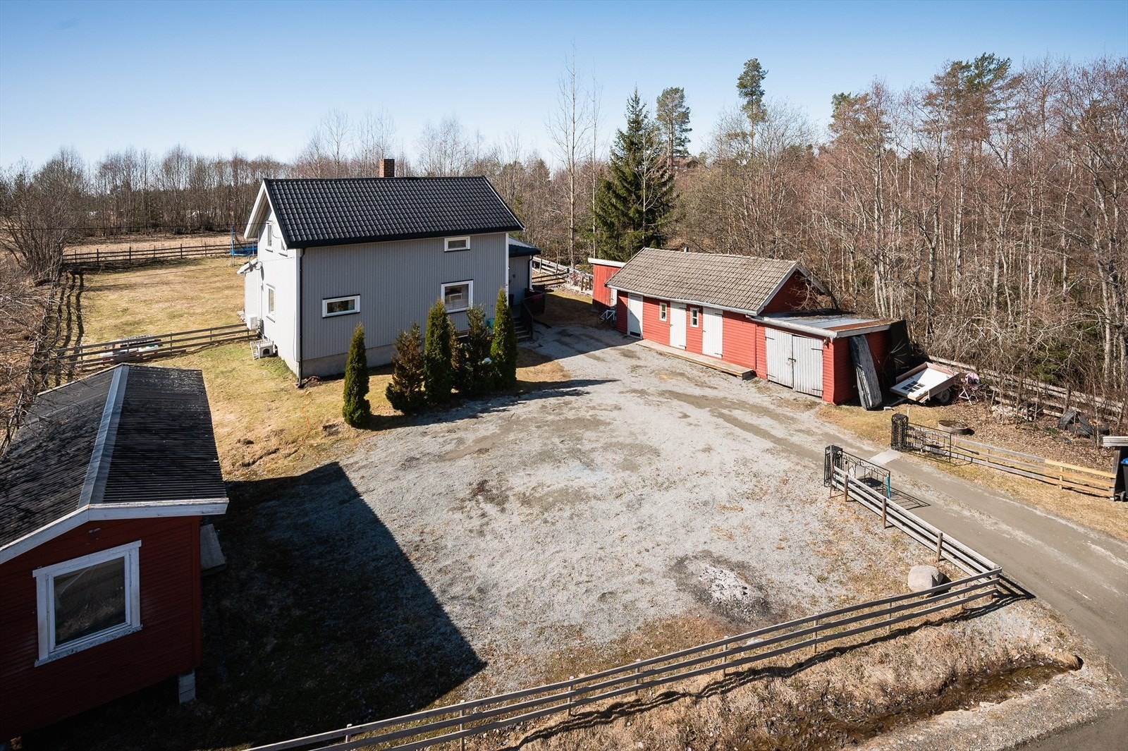 En solrik og landlig eiendom som er bebygd med en enebolig over 2 plan og kjeller. Eiendommen er også bebygd med et garasjeuthus på 46m² som inneholder garasje, vedskjul og 3 lagerrom. Galleribilde