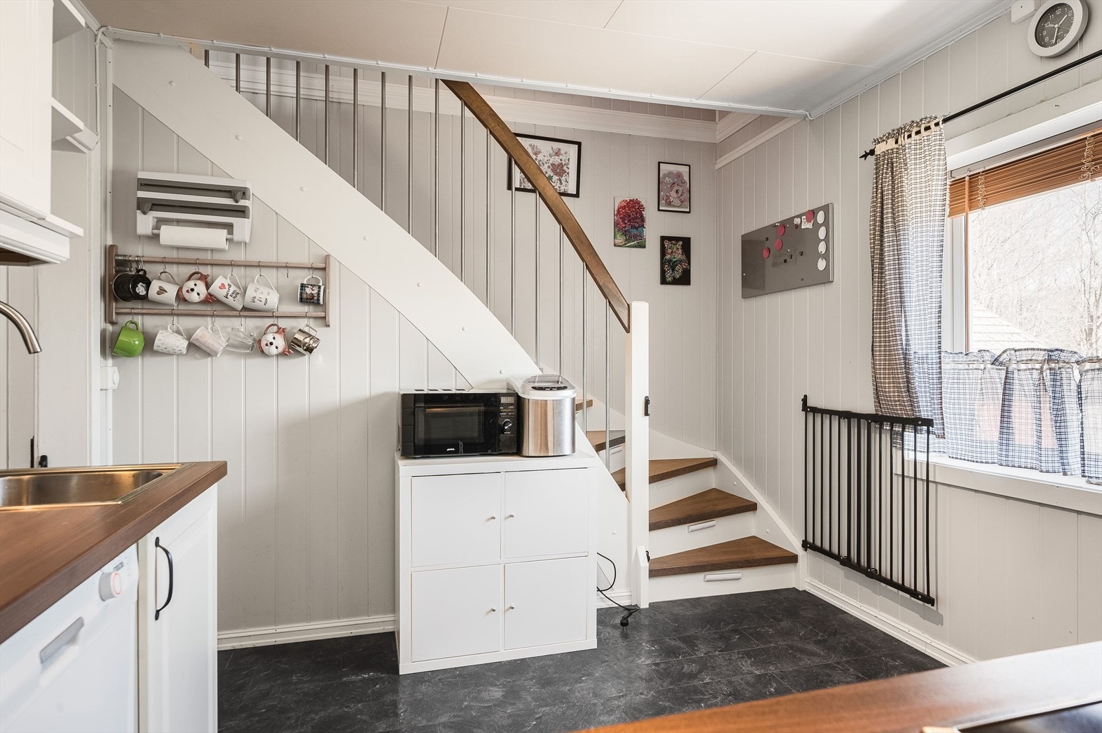 Fra kjøkkenet er det trapp opp til 2. etasje. Galleribilde
