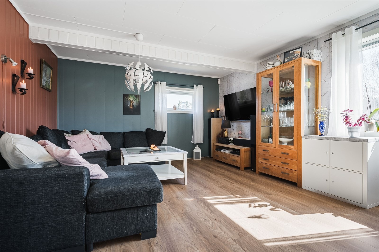 Stuen har flere vindusflater som sørger for et fint lysinnslipp. Galleribilde