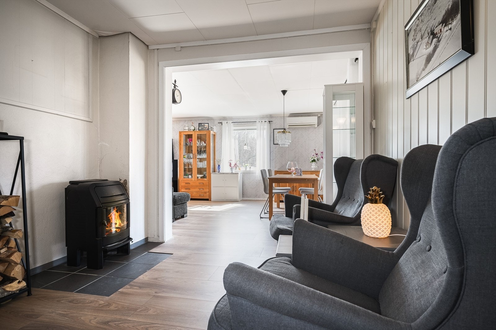 I stuen er det en koselig vedovn som både gir god varme og bidrar til ekstra hygge på kaldere vinterdager. Galleribilde