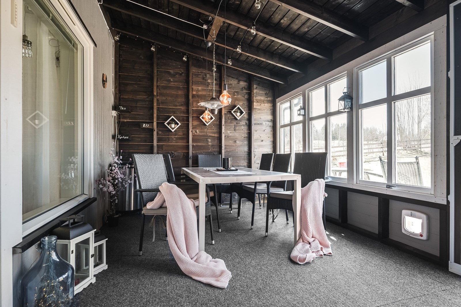 Fra stuen har du utgang til en stor og koselig sommerstue på ca. 18m². Sommerstuen har nålefilt på gulv, store vindusflater og katteluke i vegg. Det er også montert lys, strøm og strålelampe. Galleribilde