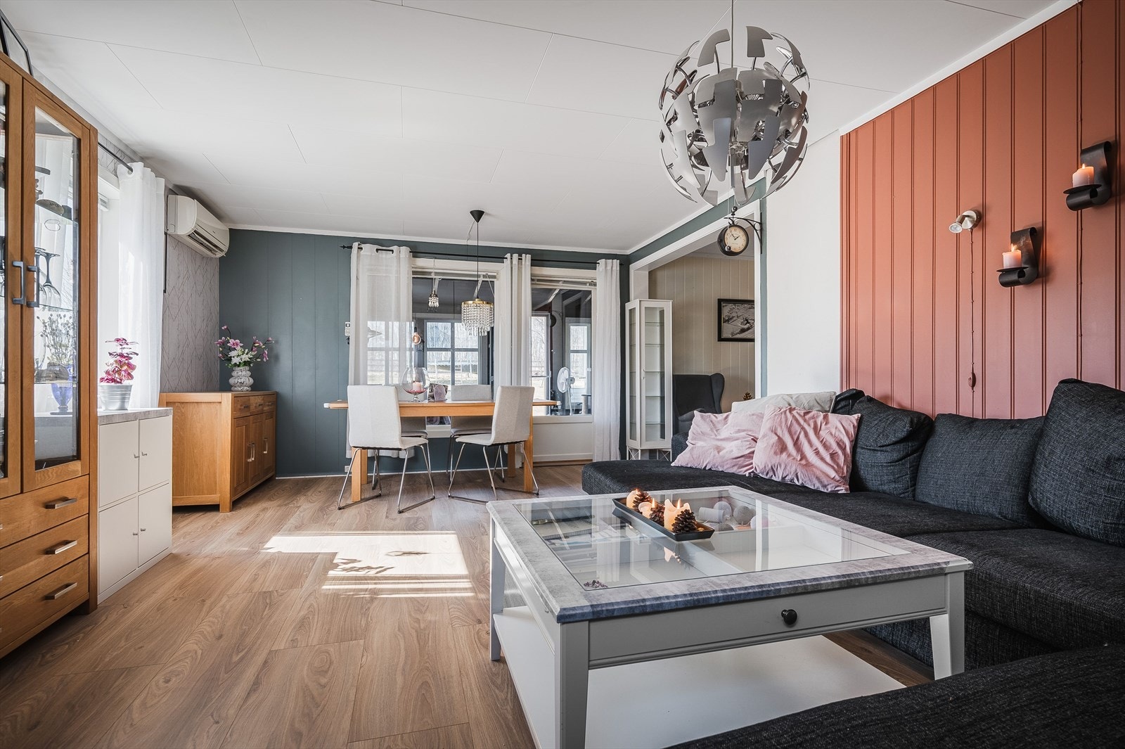 Stuen har god standard med enstavs laminat på gulv og overflater med malte panelplater kombinert med tapet. Galleribilde