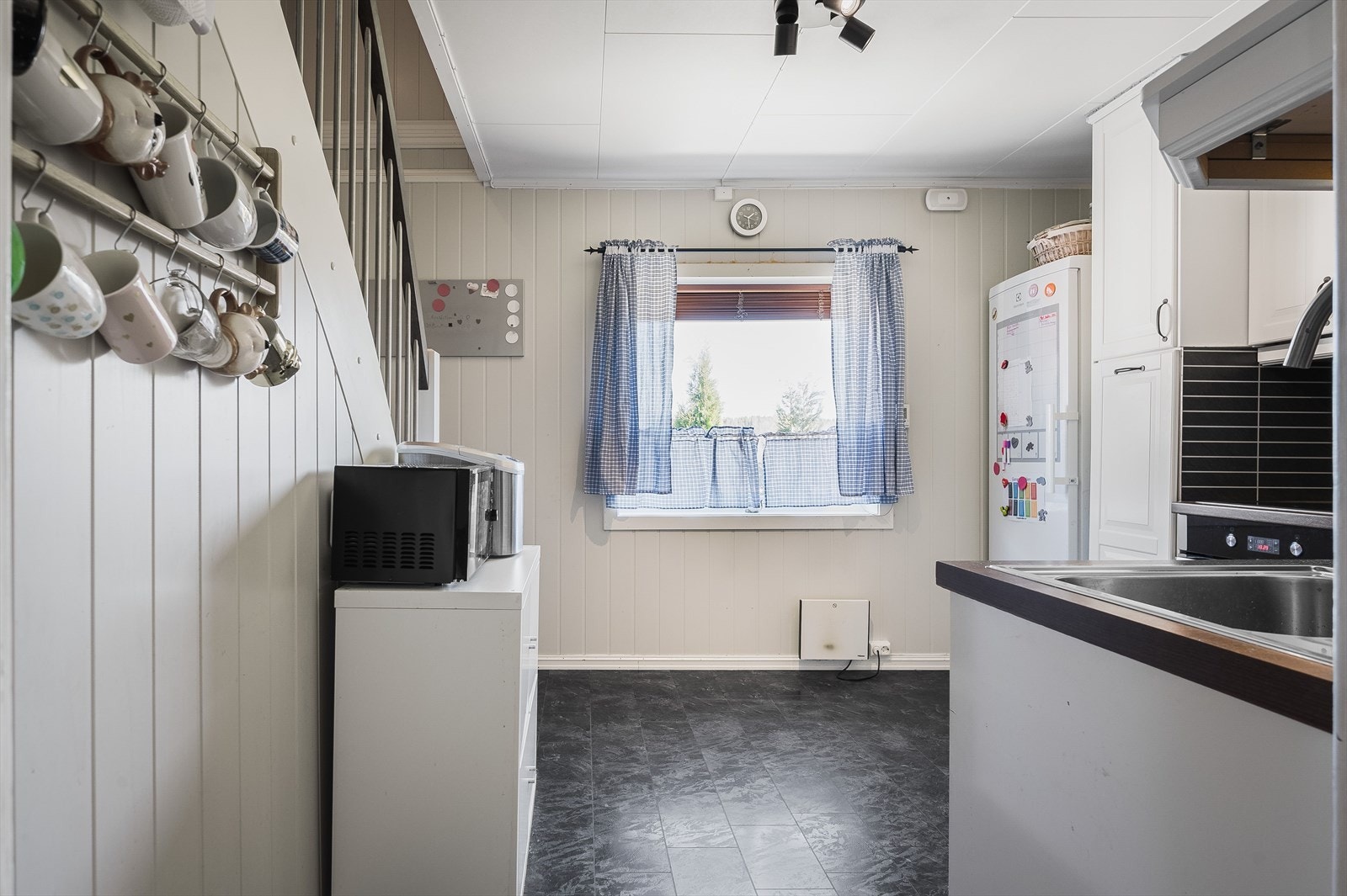 Boligen har et lyst og praktisk separat kjøkken. Ved vindusflaten er det plass til et koselig frokostbord om ønskelig. Galleribilde