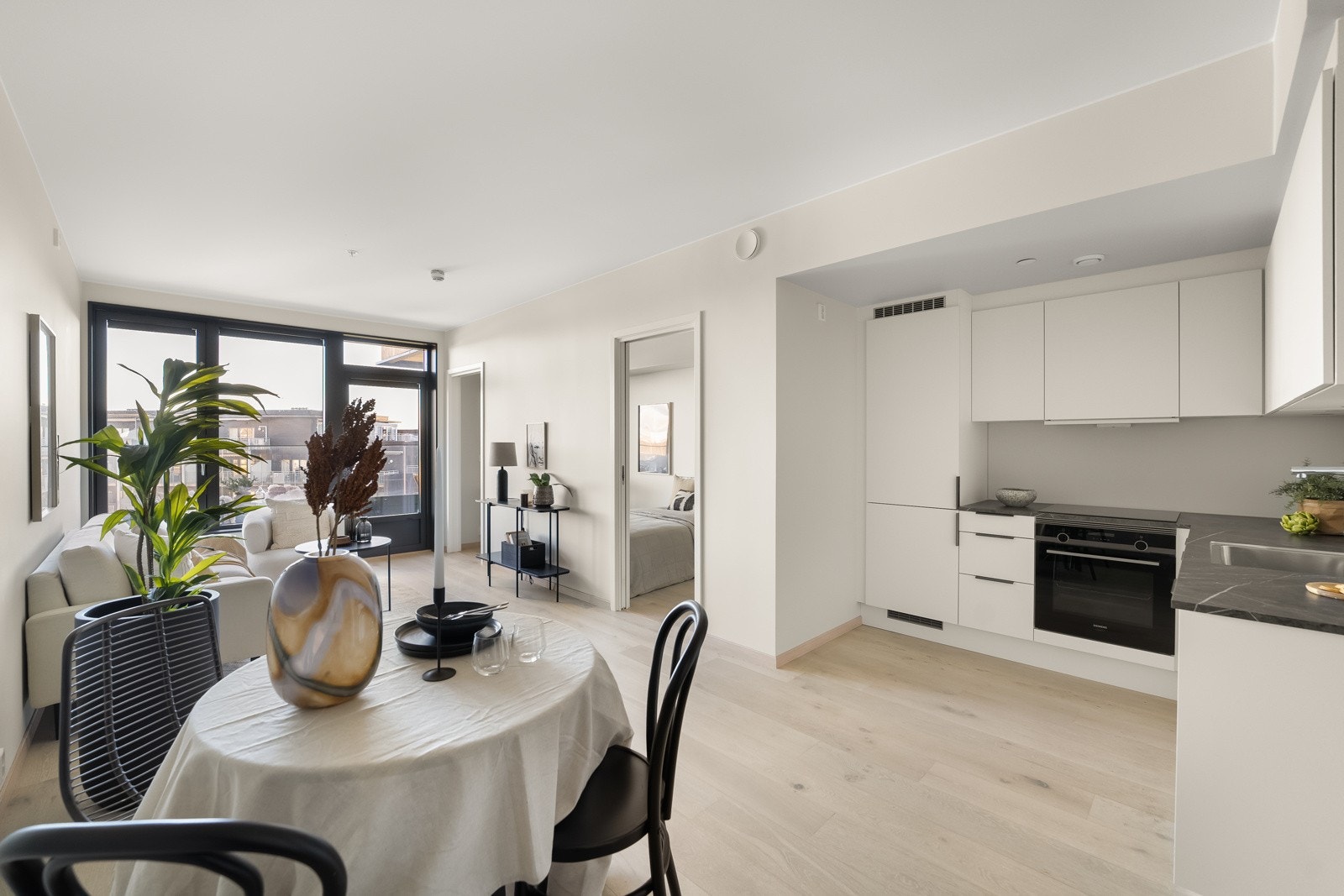 Oppholdsrommet har store vindusflater som slipper inn mye naturlig lys. Galleribilde