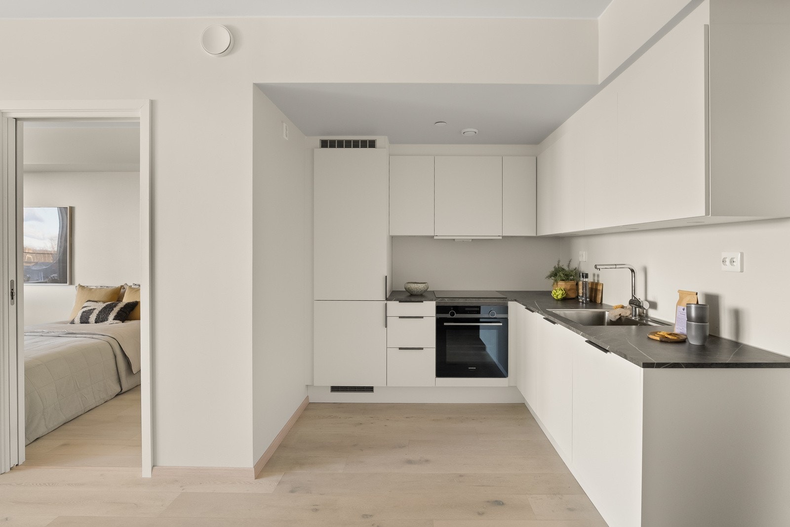 Delikat kjøkken som bærer et moderne preg. Galleribilde