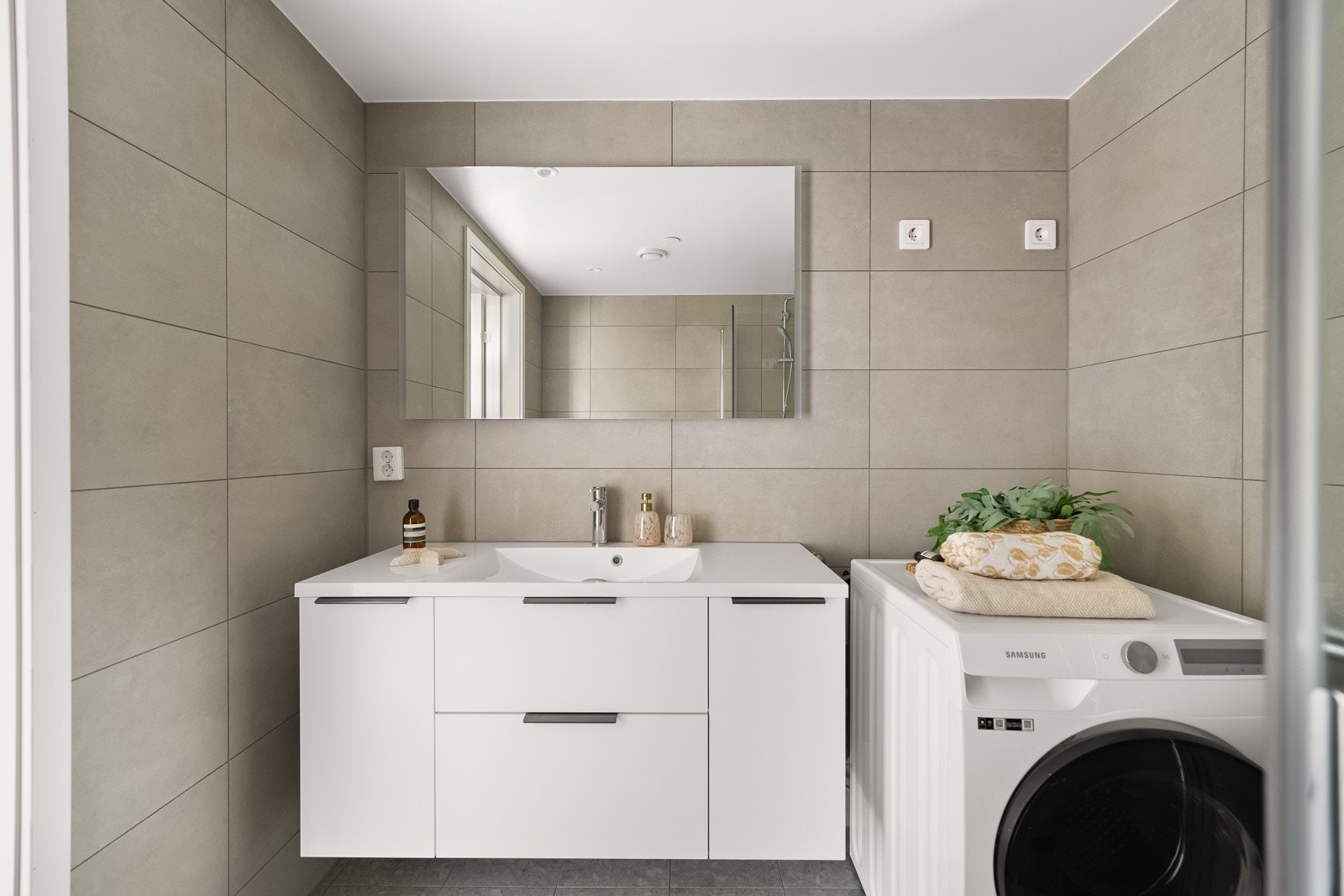 Badet inneholder servant, hjørnedusj, toalett og har opplegg for vaskemaskin. Galleribilde